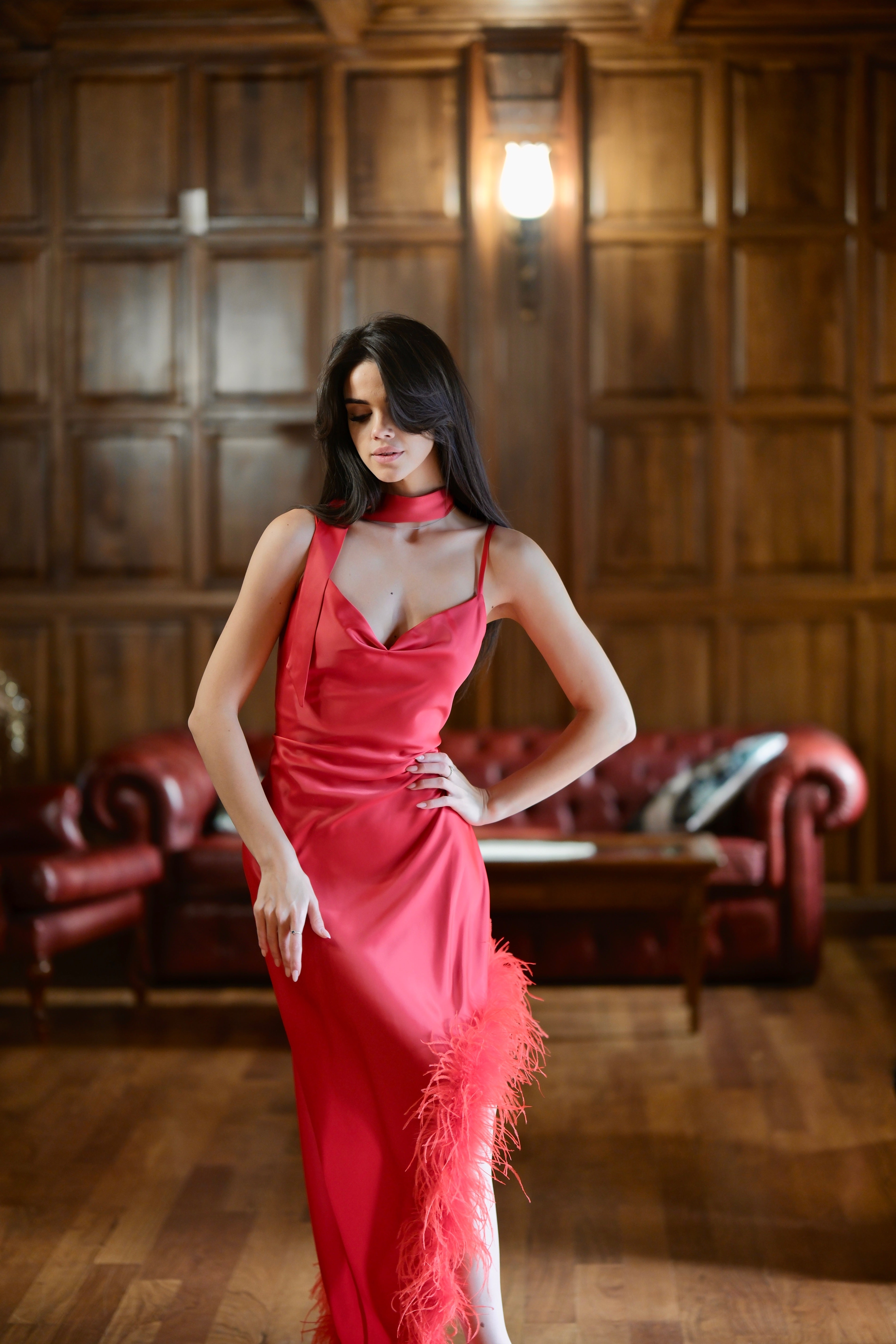 Асиметрична рокля в червено: Glowin Feathers