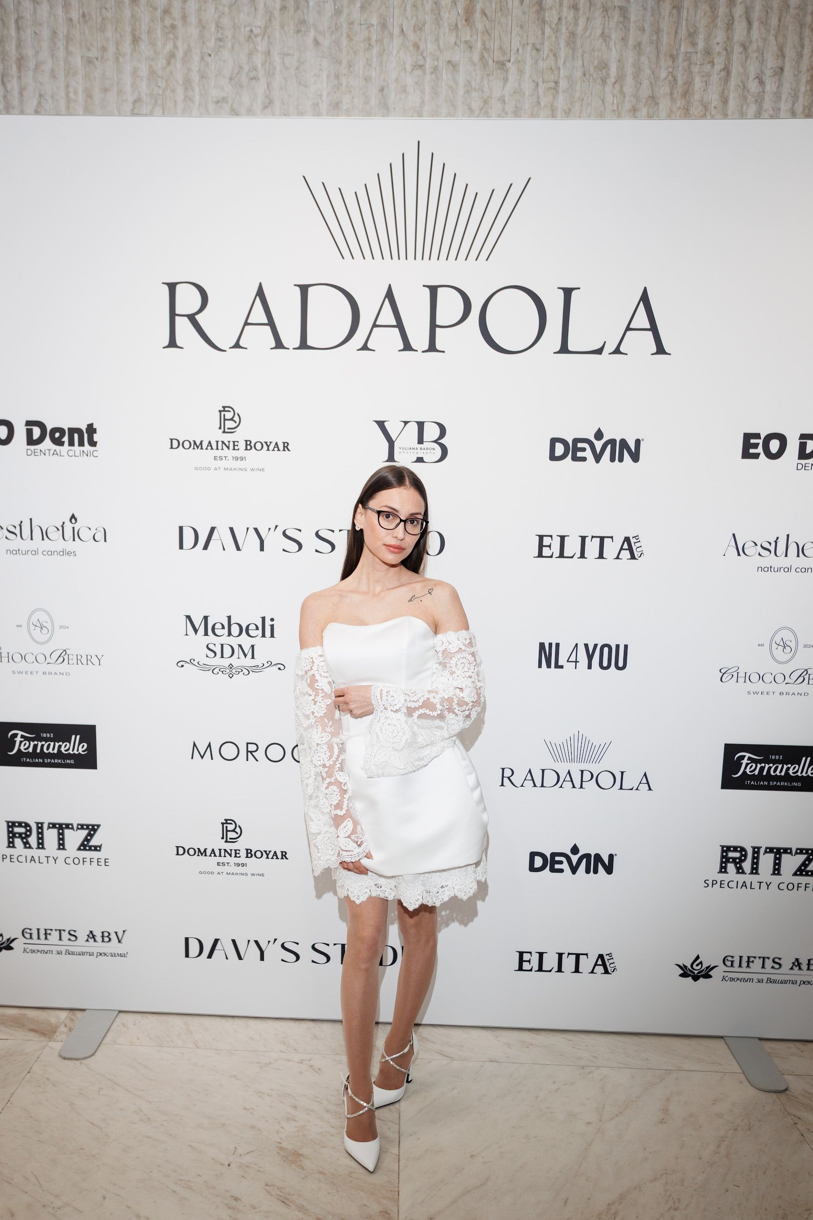 Short dress with sleeves in white: Valencia