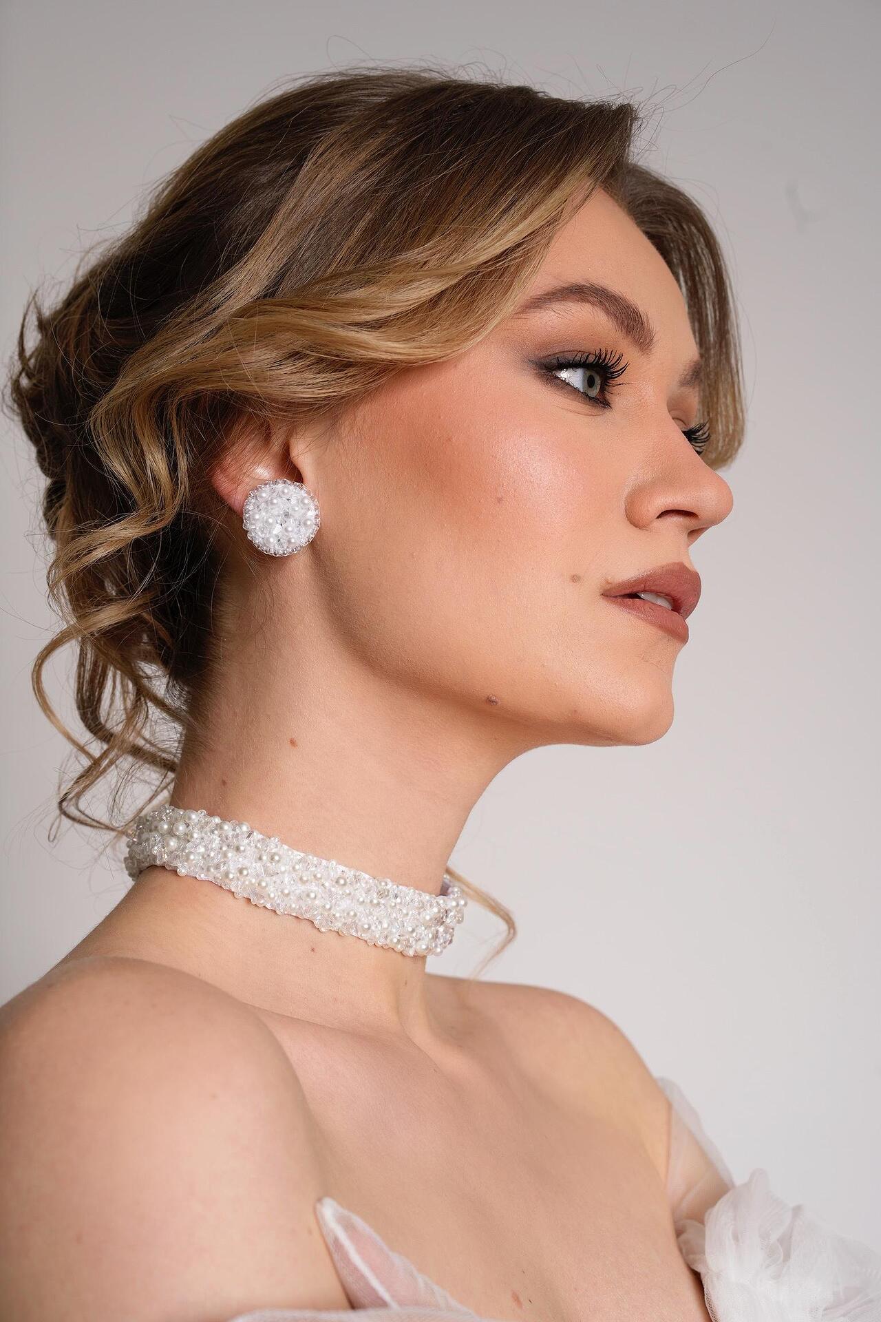 White choker/necklace with pearls and crystals
