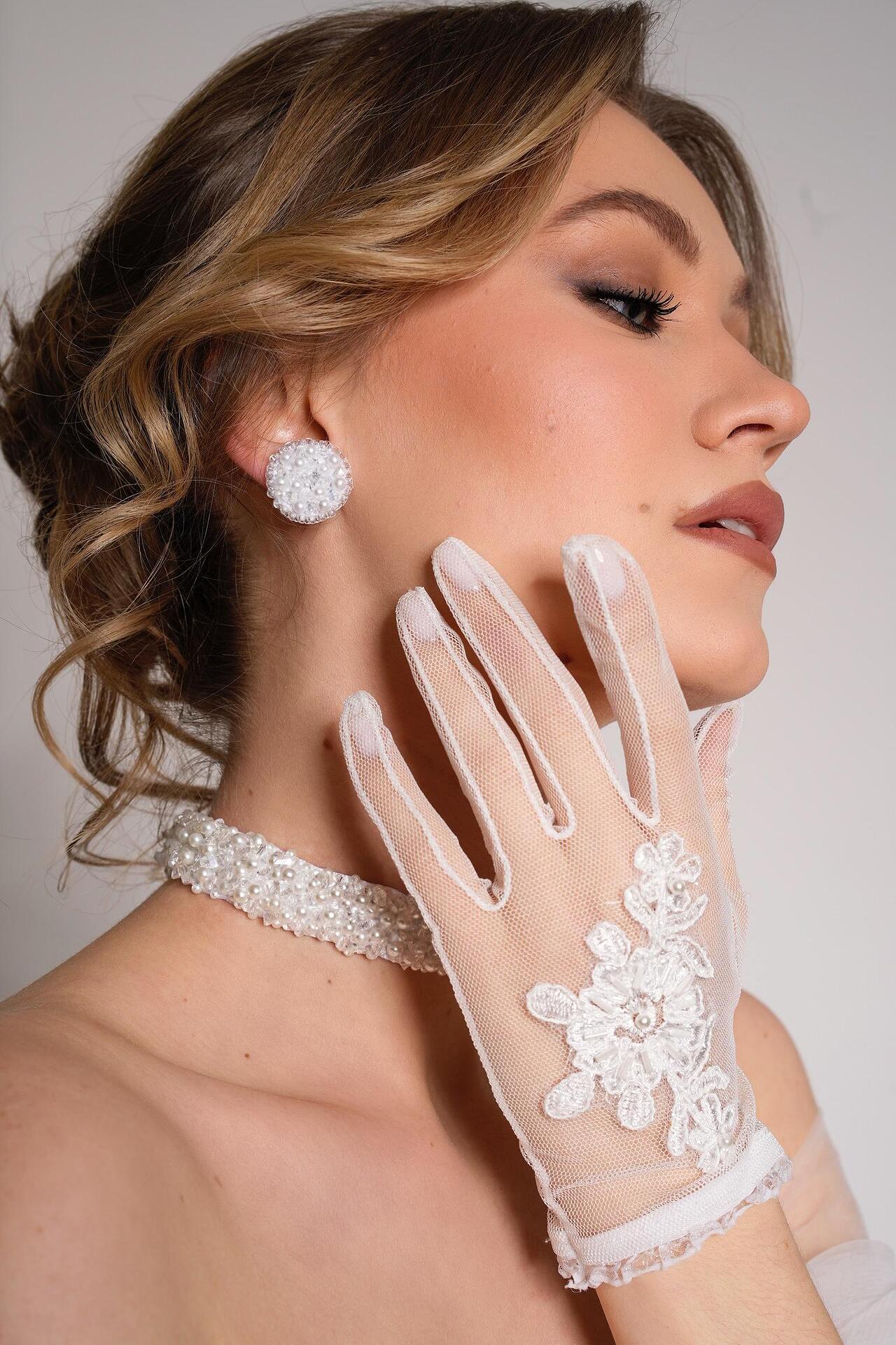 White choker/necklace with pearls and crystals