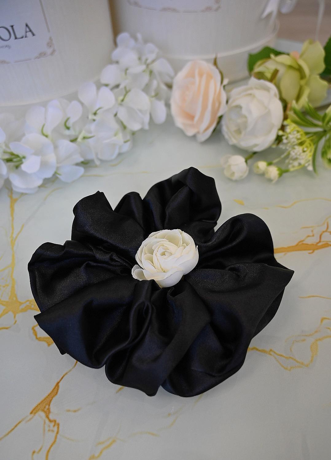 Scrunchie: black