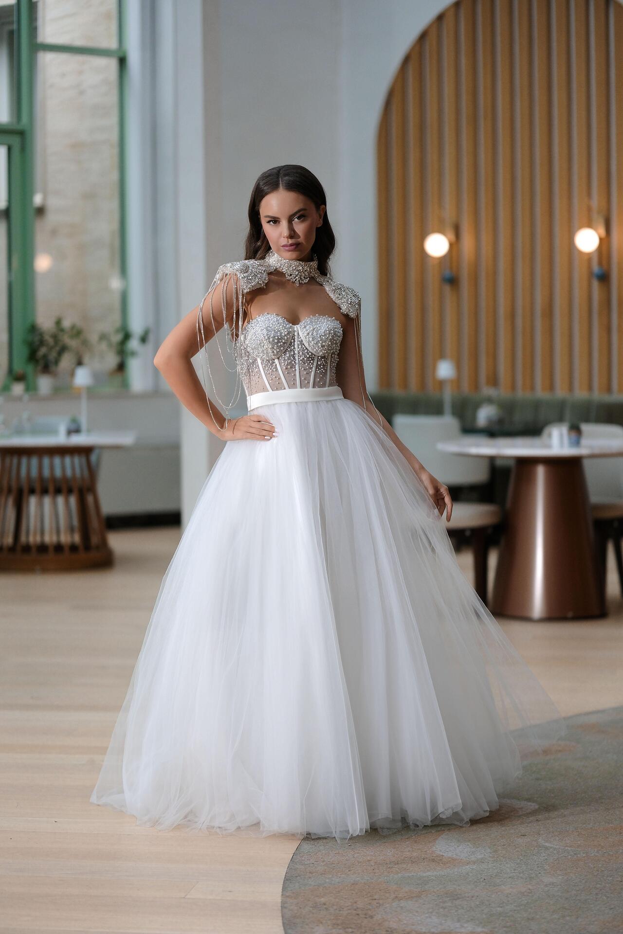 Wedding dress: Victoria