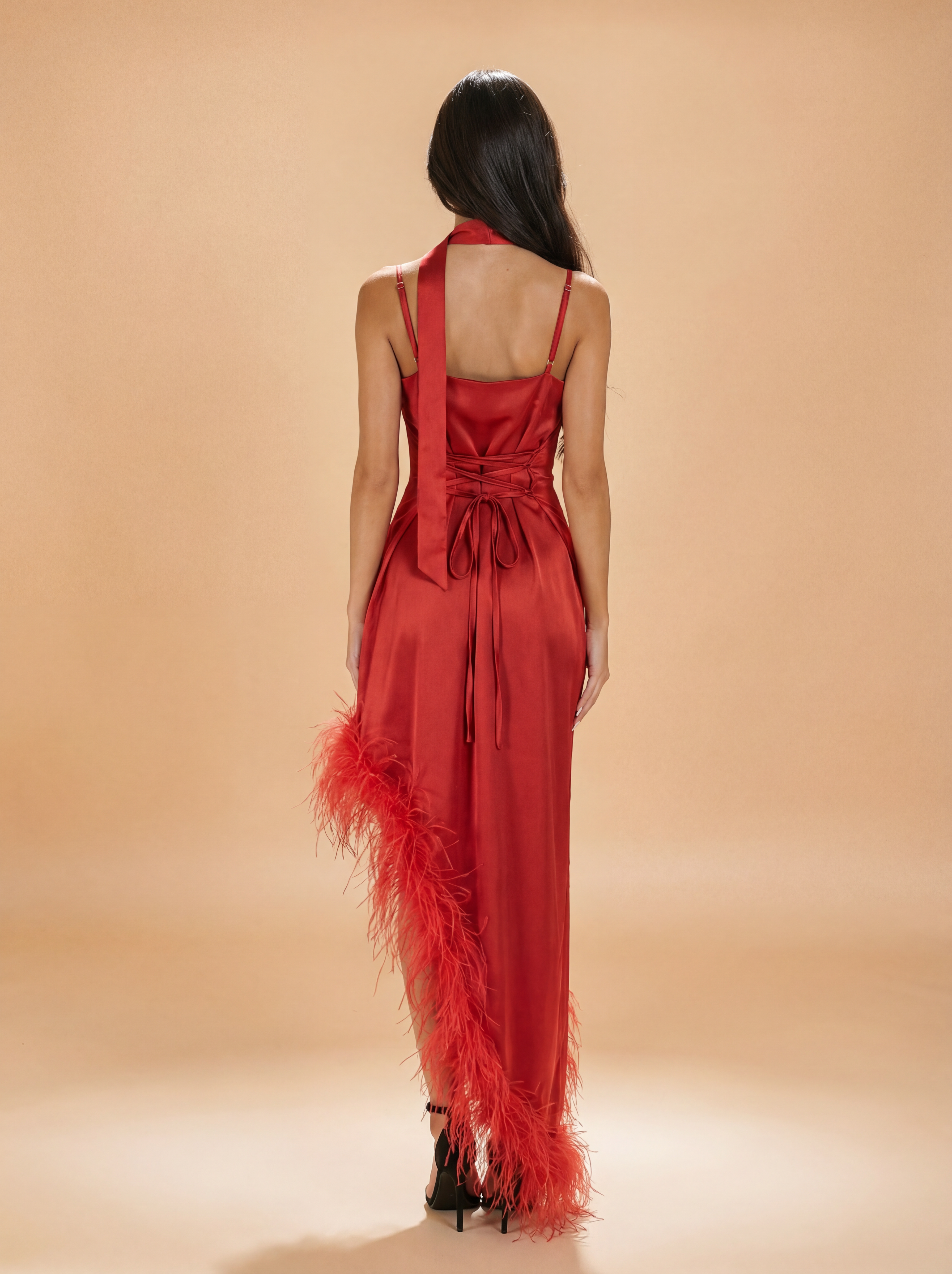 Асиметрична рокля в червено: Glowin Feathers