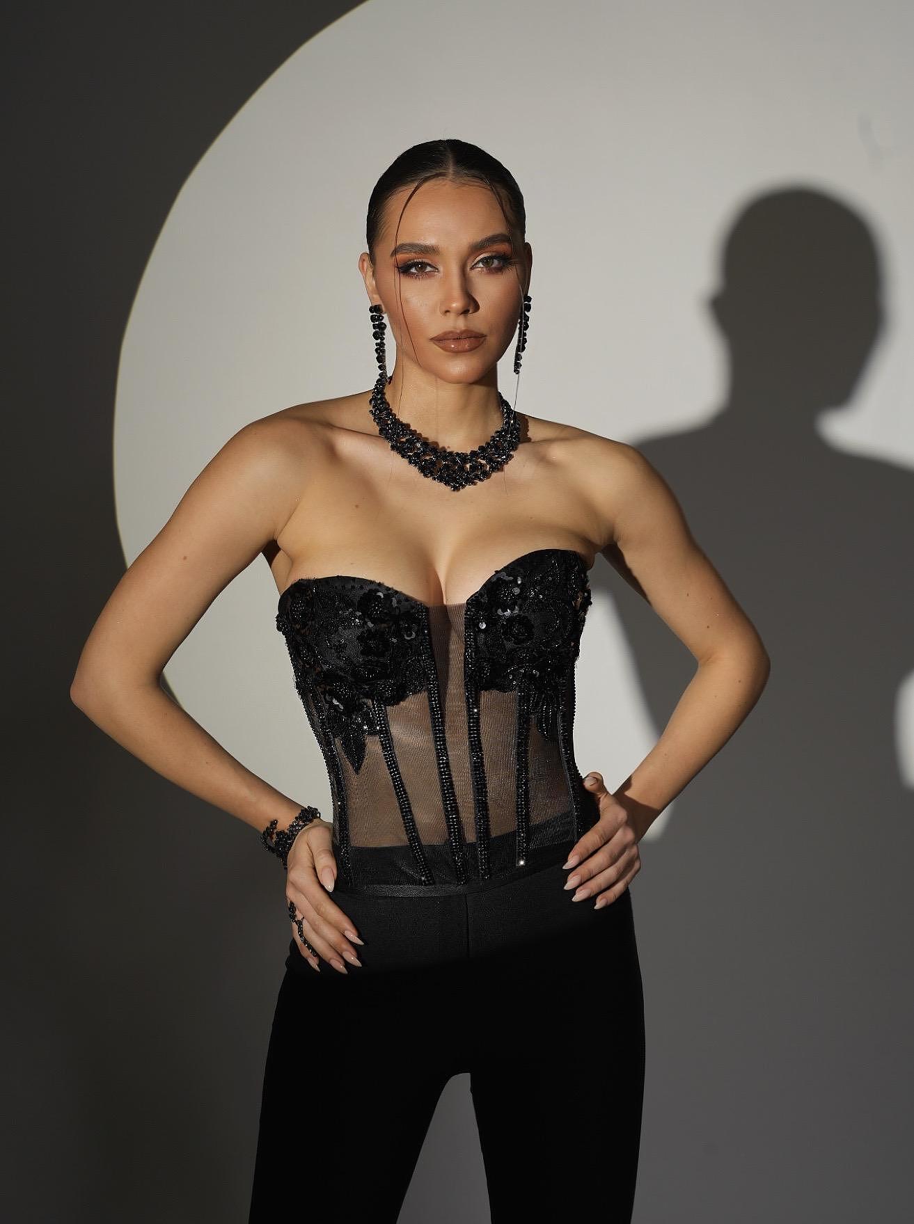 Black corset – model: Black Shine