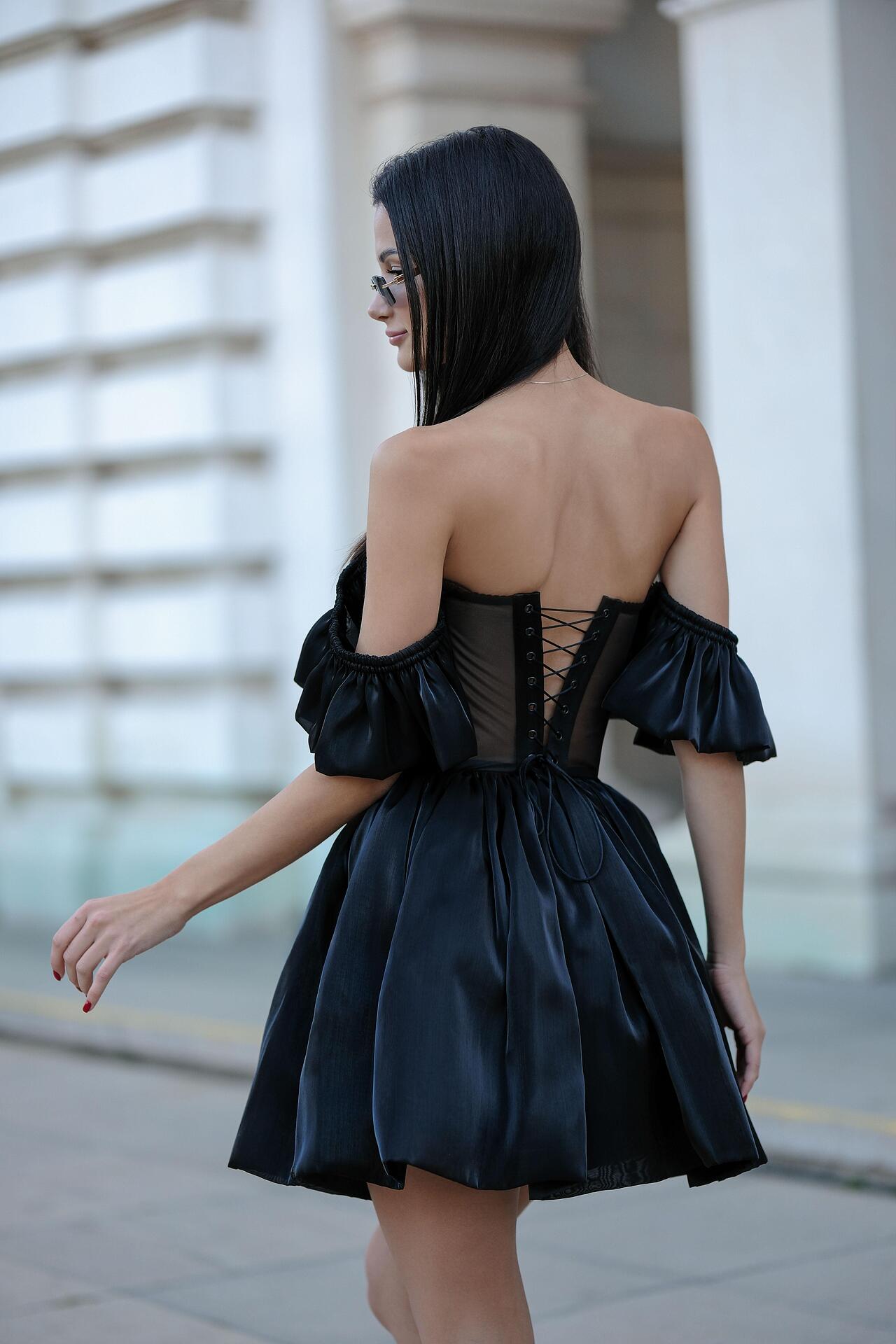 Black dress: Mossy