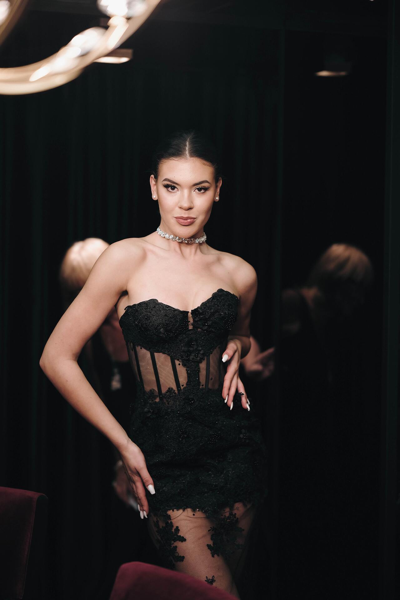 Black lace dress: Gala
