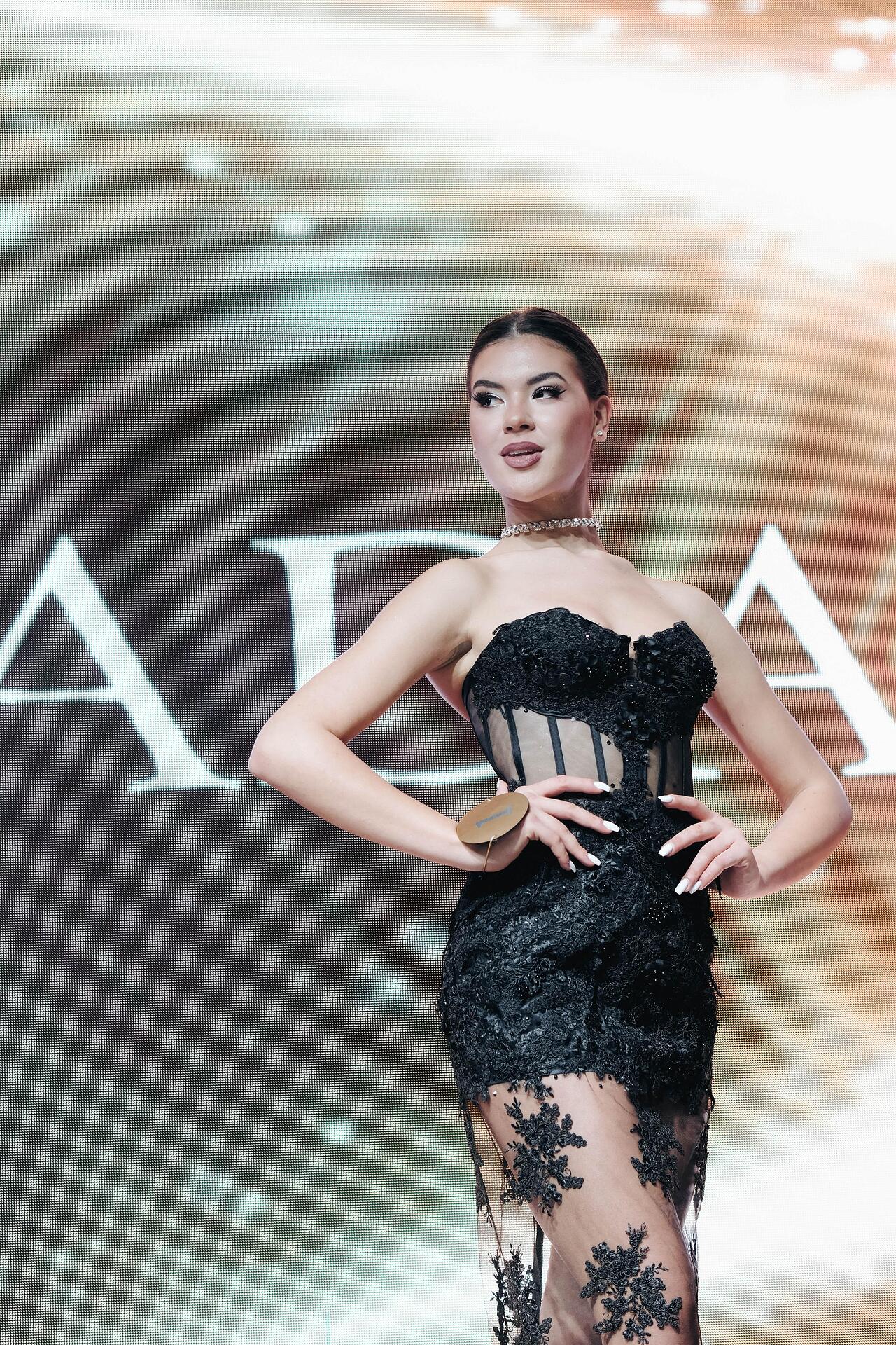 Black lace dress: Gala