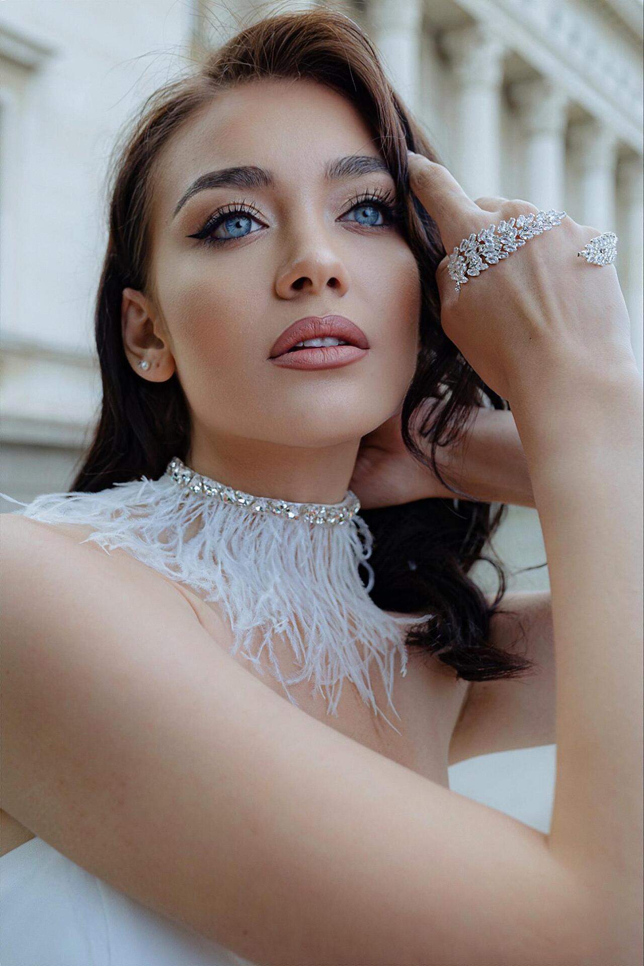 White necklace with ostrich feathers and crystals