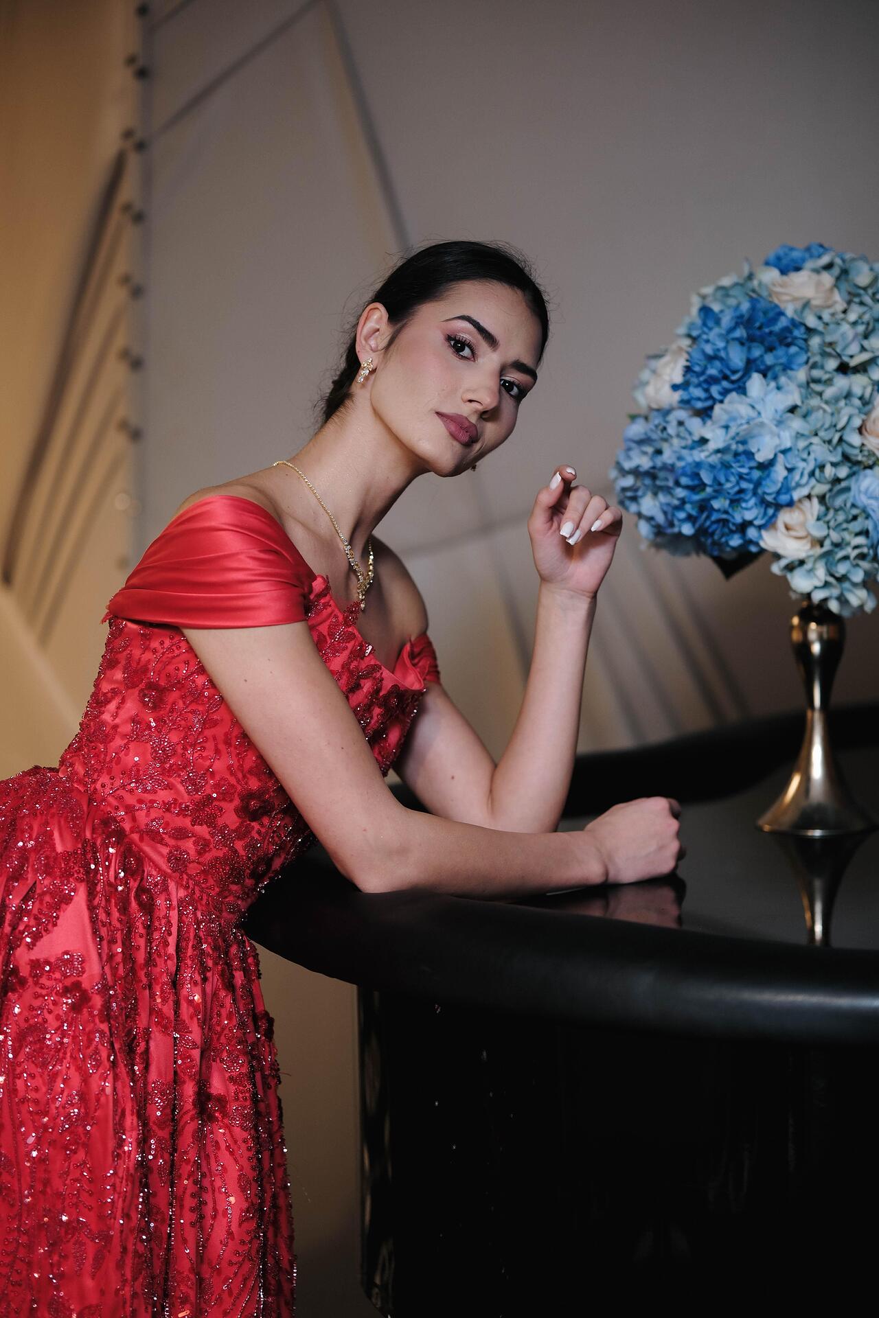 Red voluminous dress: Vera