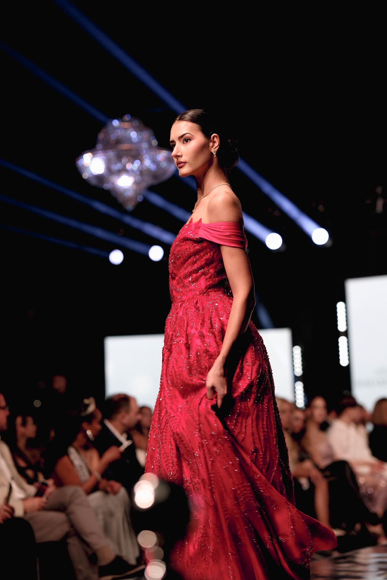 Red voluminous dress: Vera
