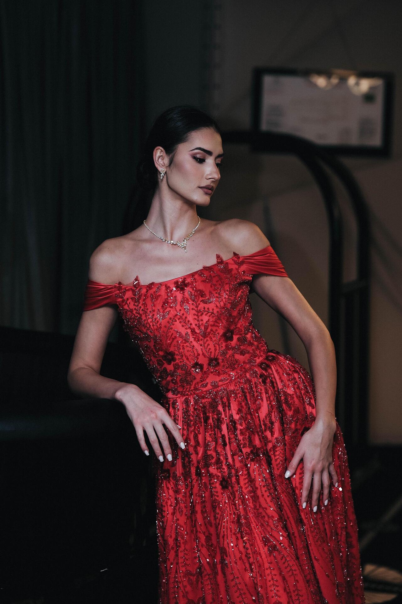Red voluminous dress: Vera