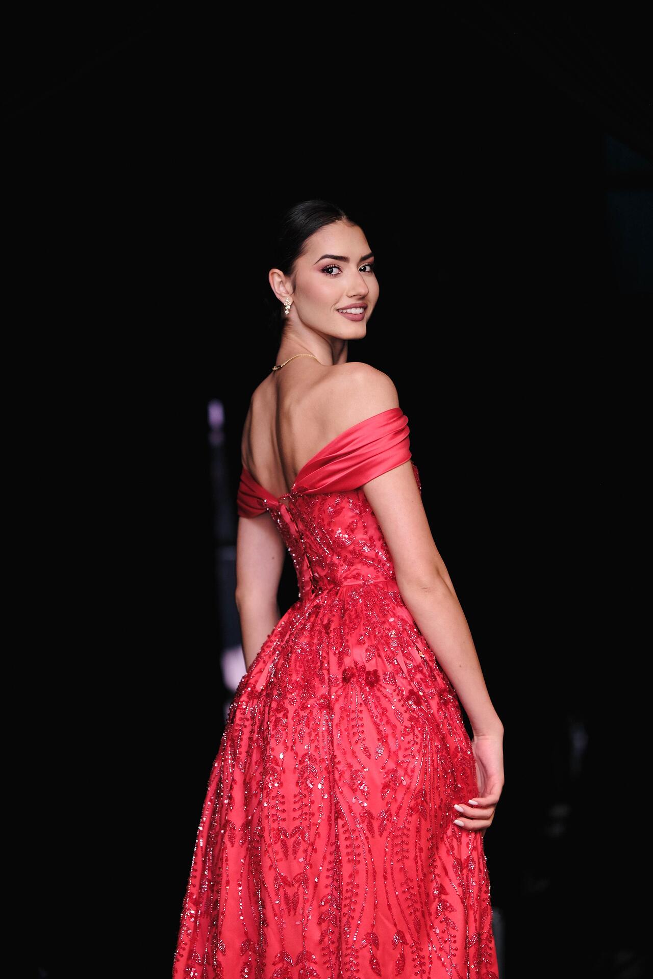 Red voluminous dress: Vera