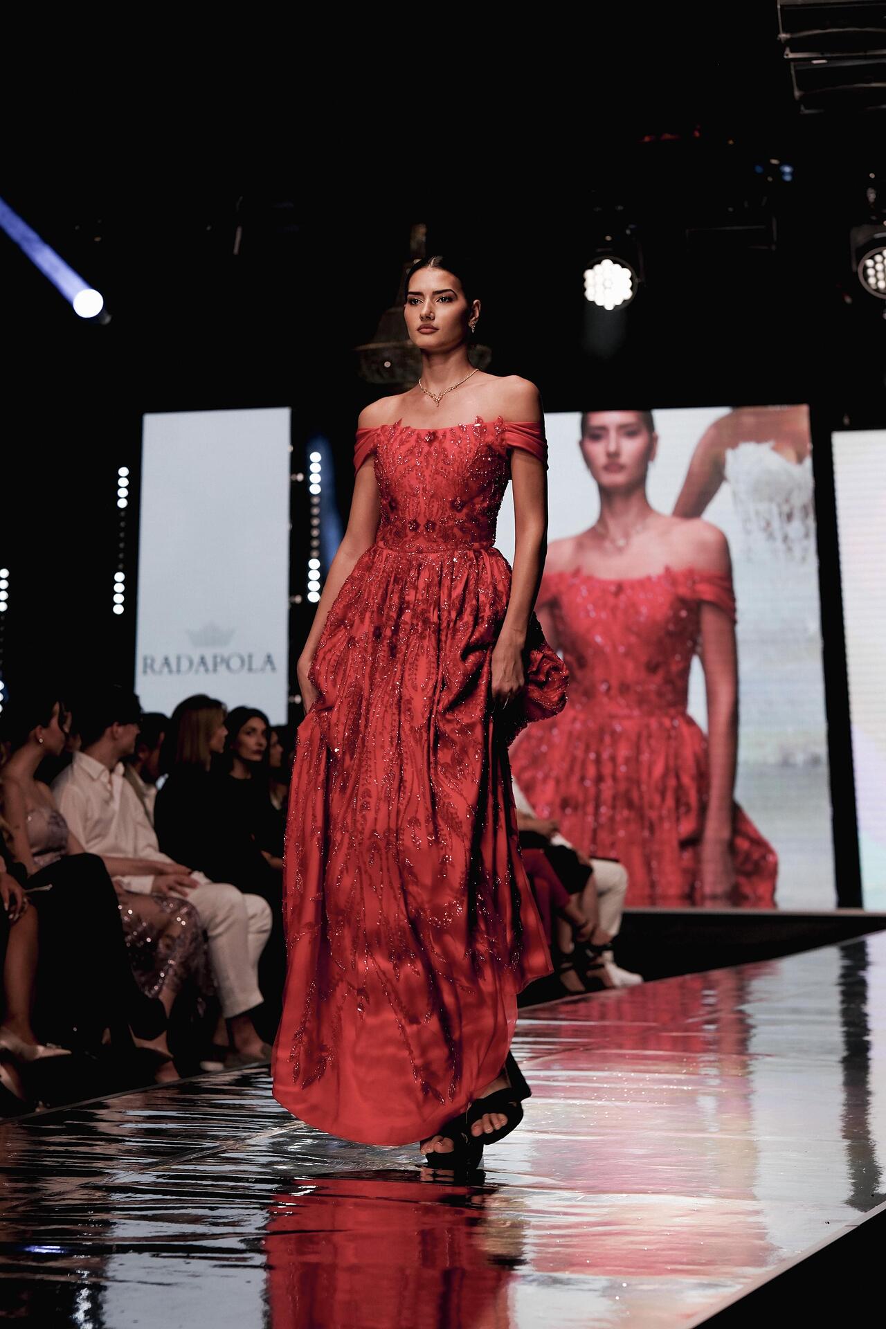 Red voluminous dress: Vera