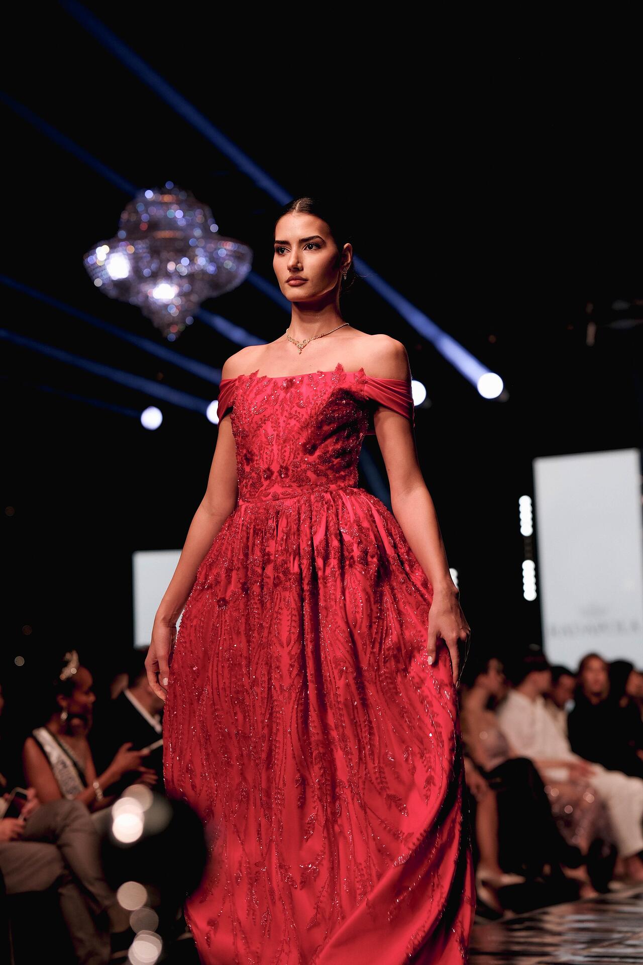 Red voluminous dress: Vera