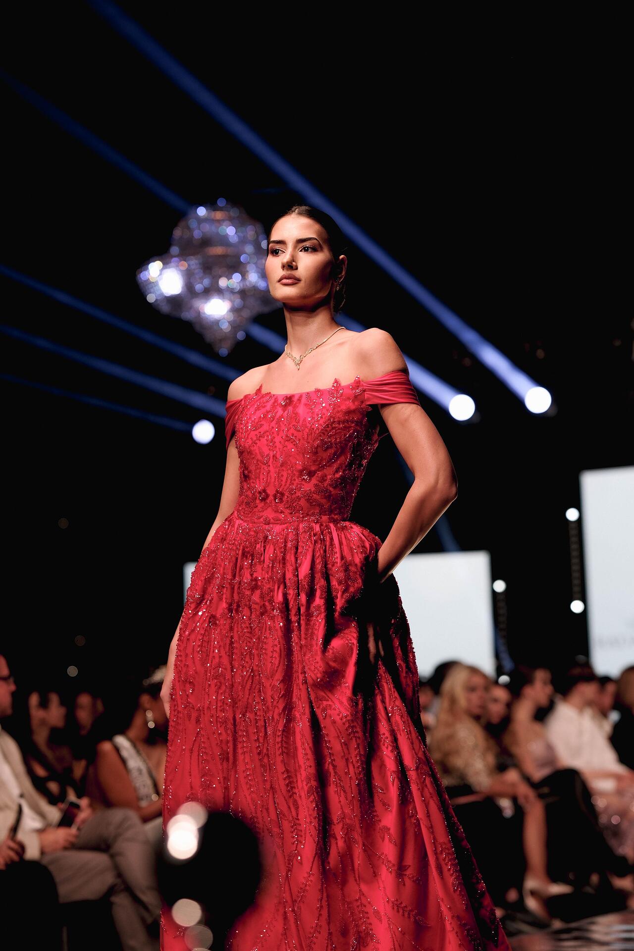 Red voluminous dress: Vera