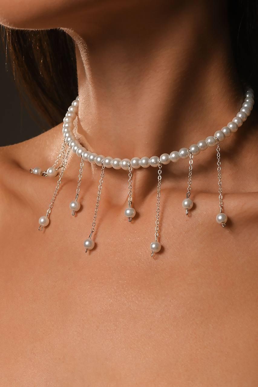 Choker with white pearls and pendants