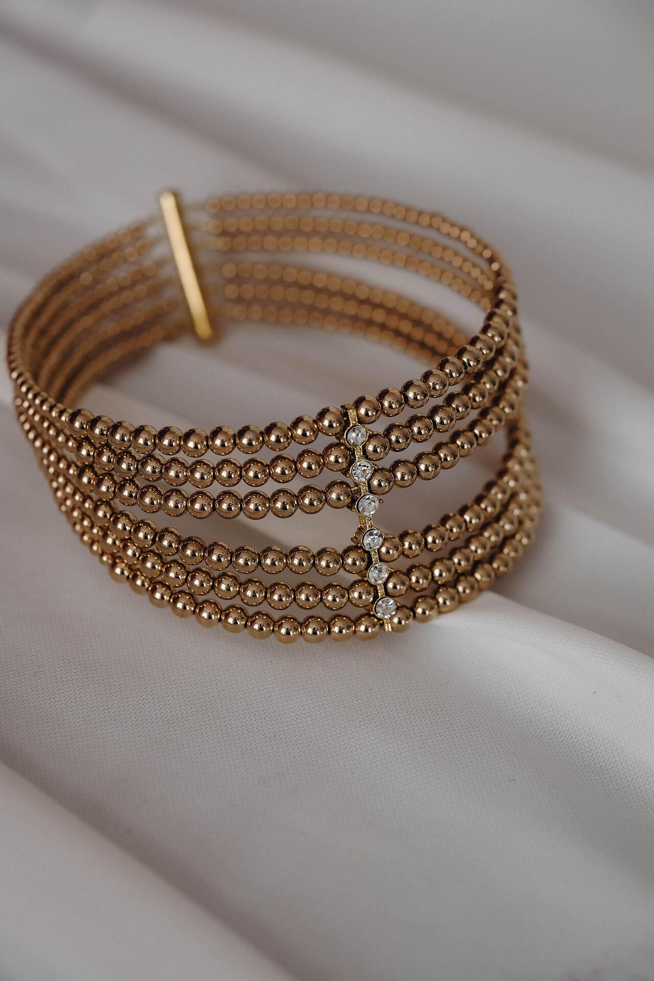 Choker/necklace with beads in gold 