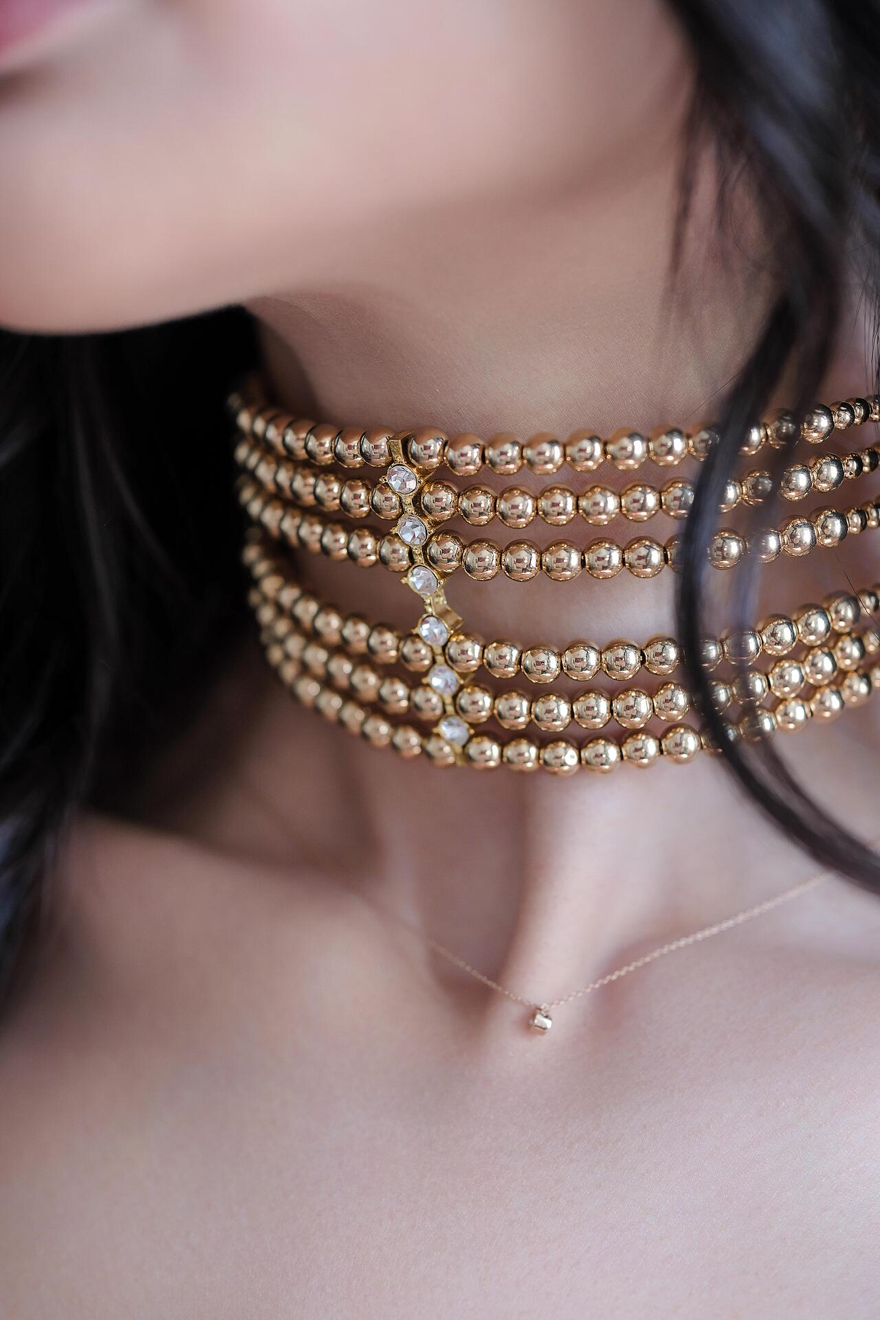 Choker/necklace with beads in gold 