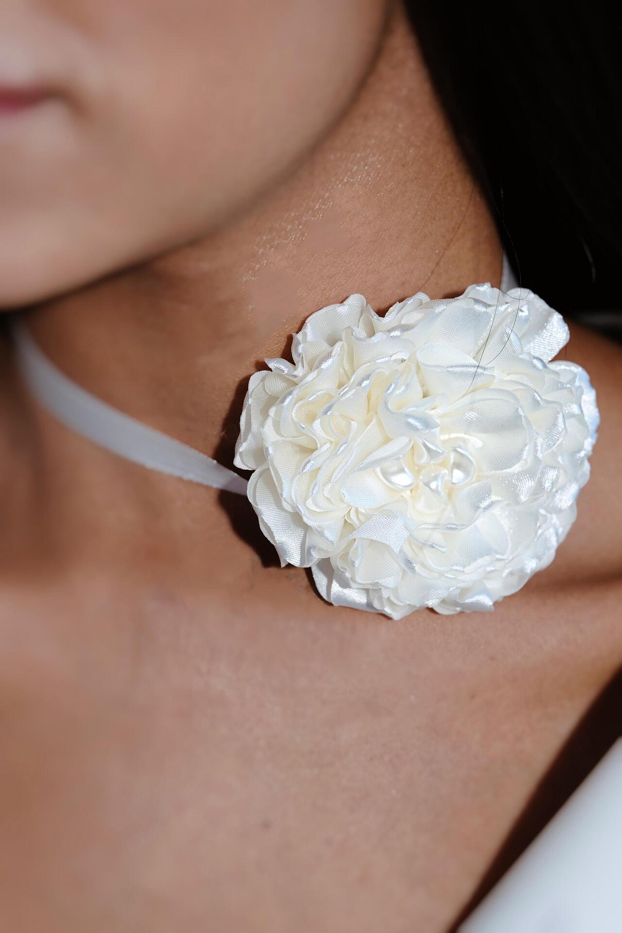 Flower/neck accessory