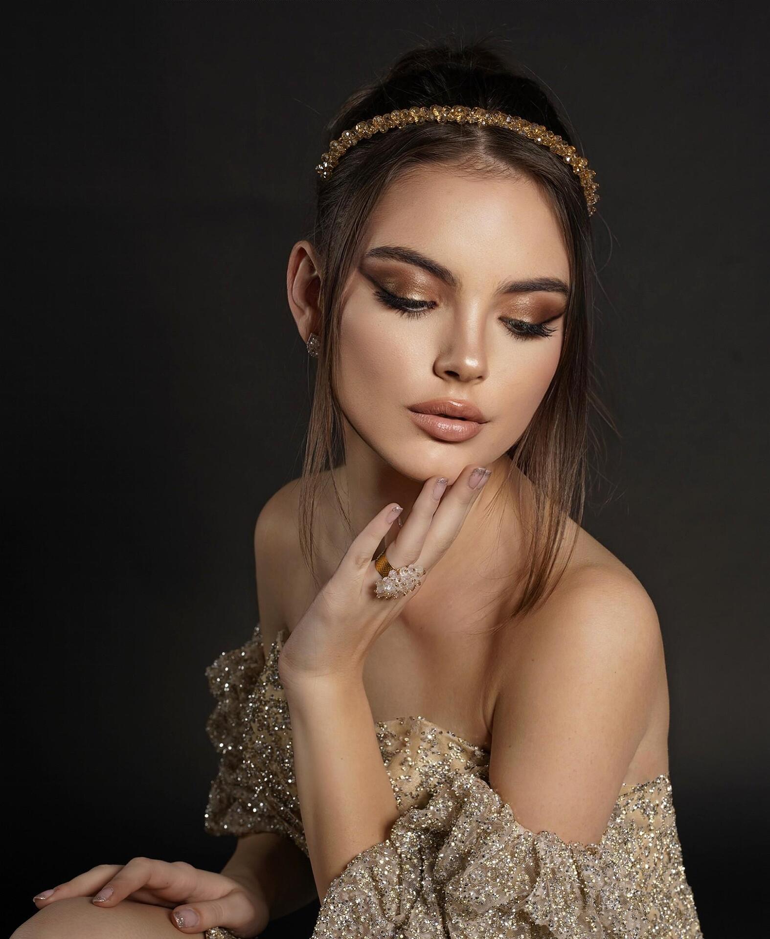 Tiara: Touch of Beige