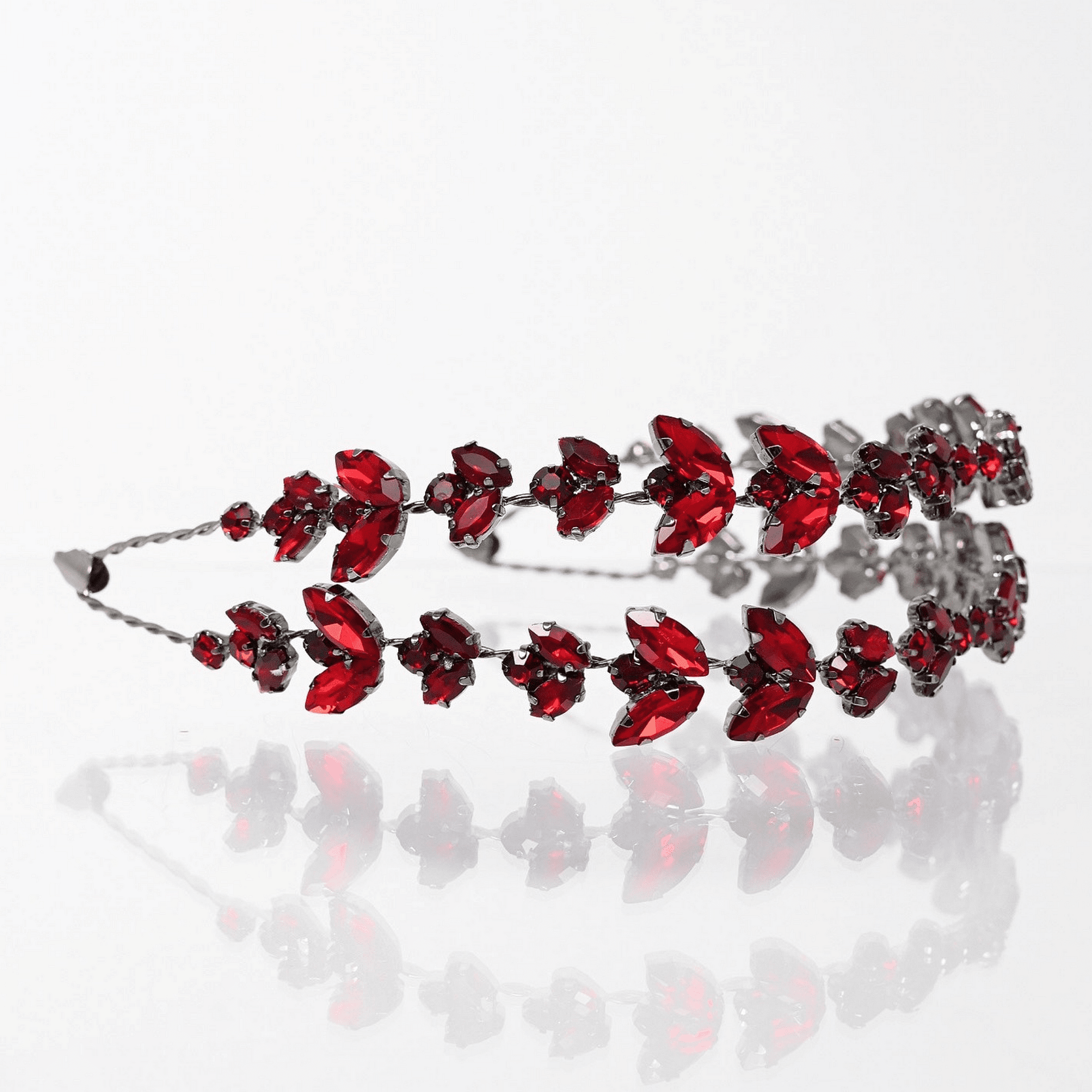 Double tiara with red crystals