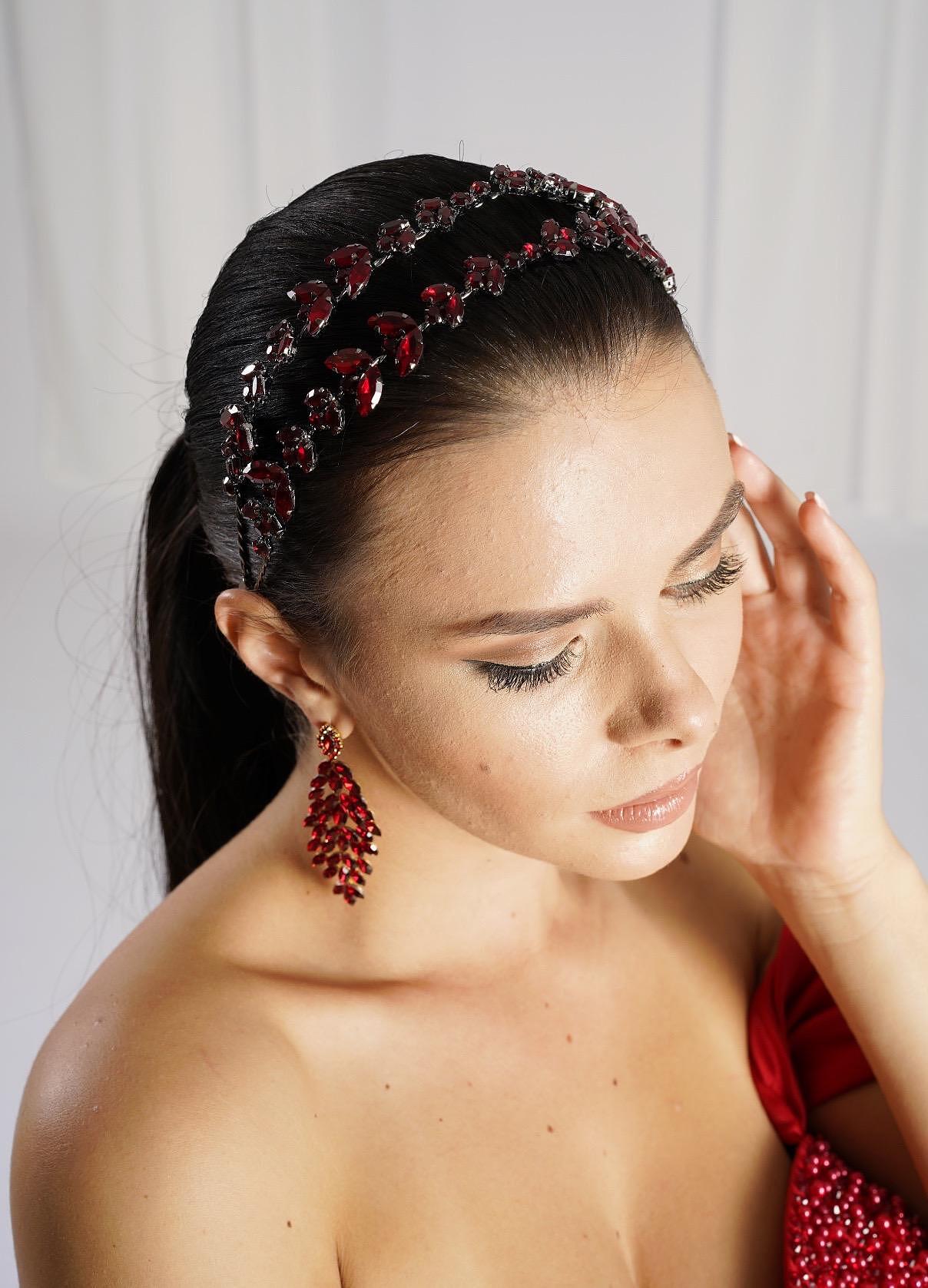 Double tiara with red crystals