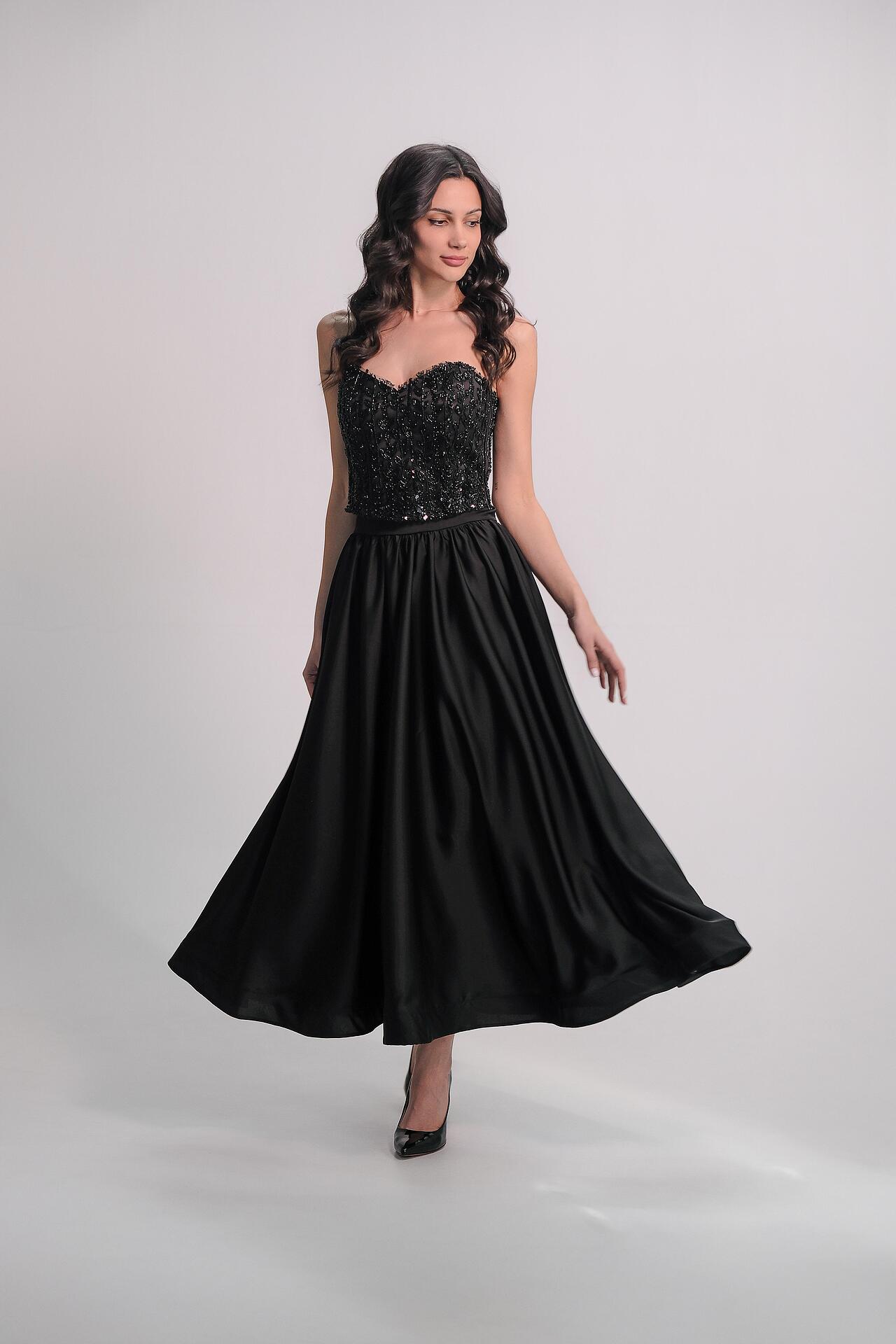 Elegant top in black: Amara