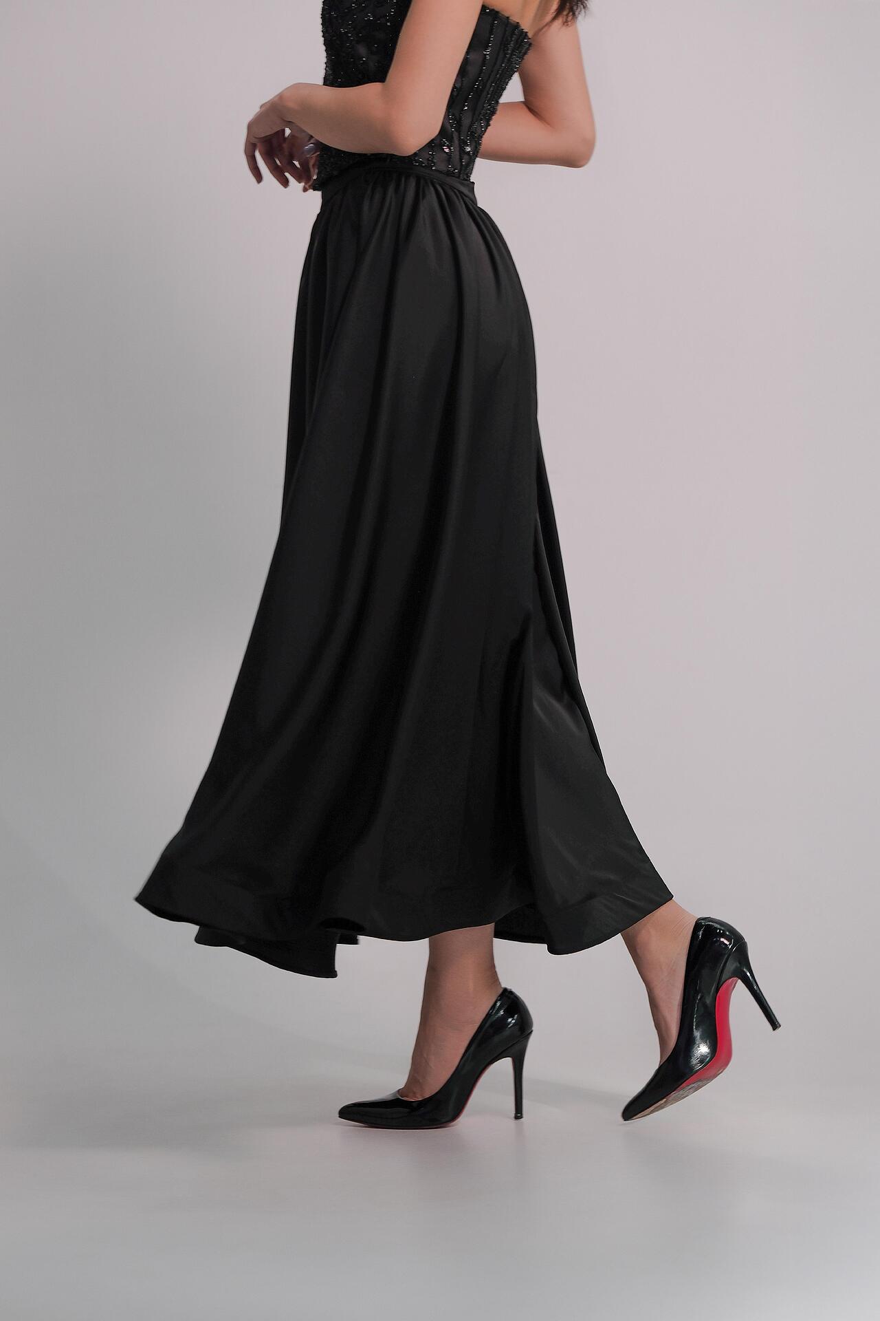 Elegant top in black: Amara