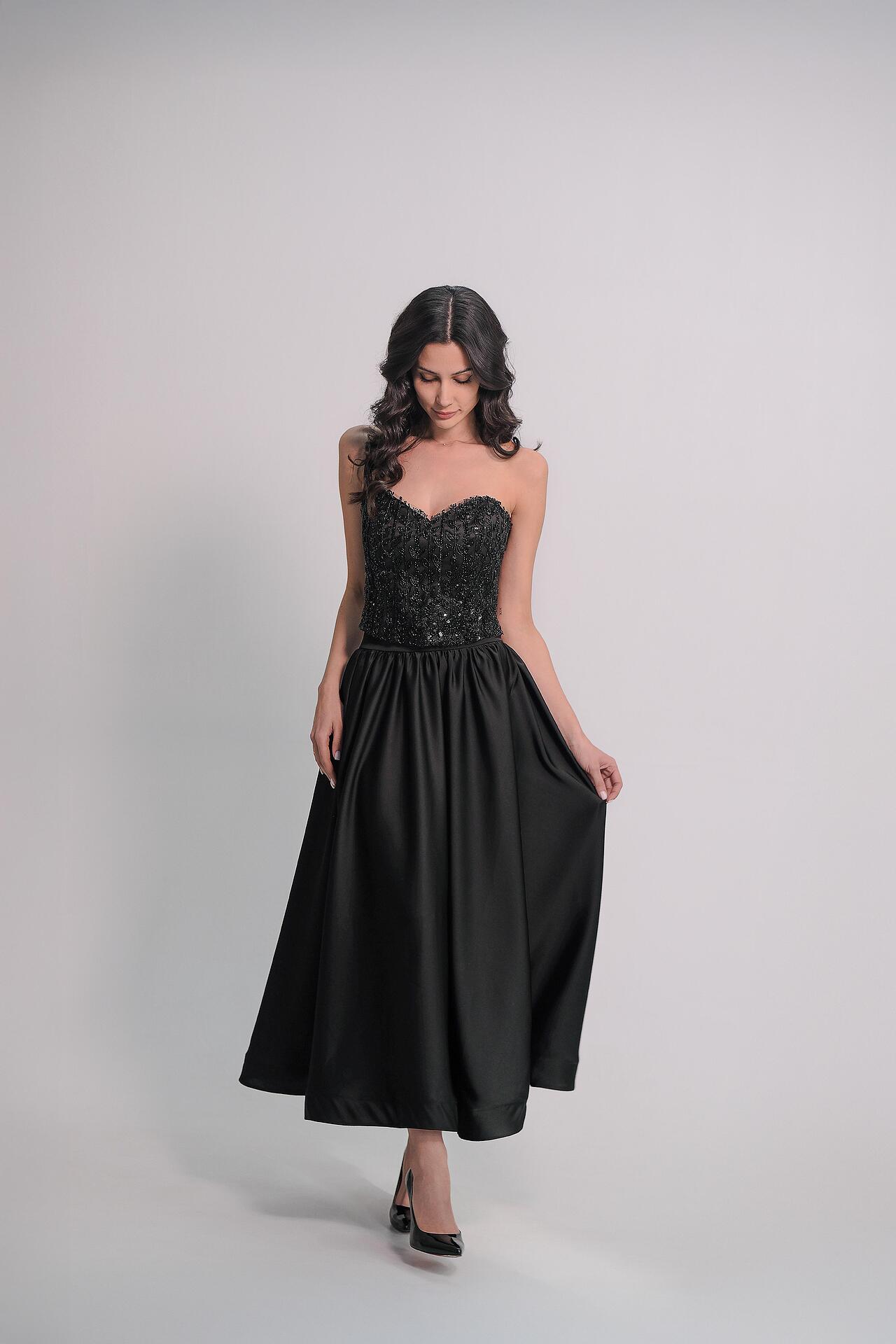 Elegant top in black: Amara