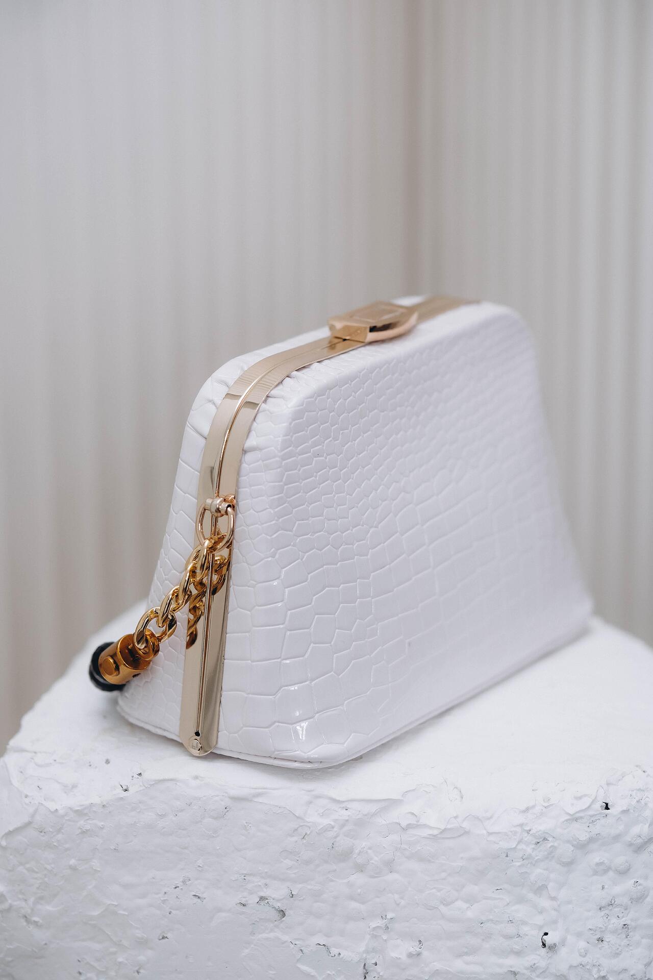 Elegant bag in white: Zephira