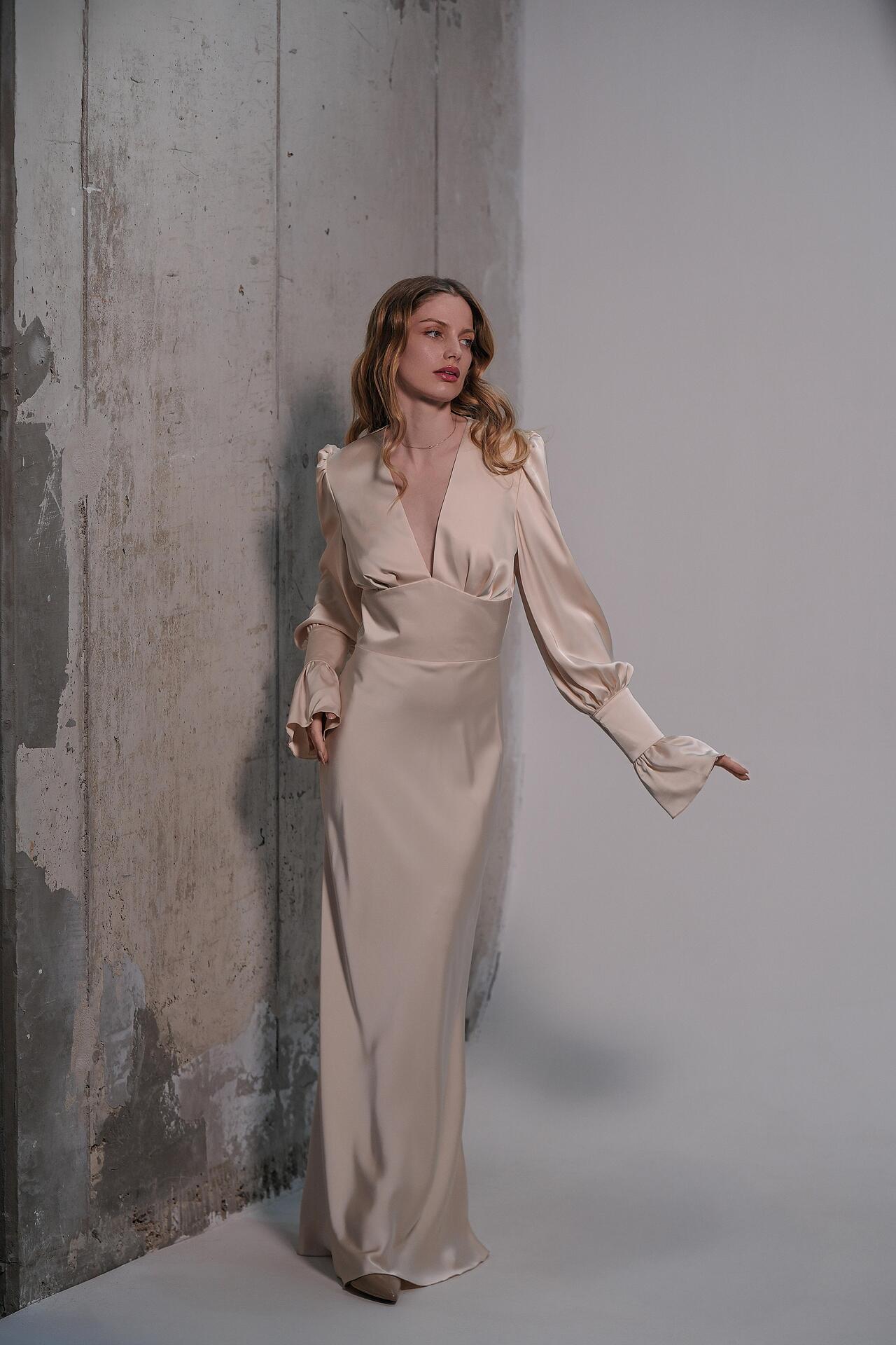 Elegant minimalist dress in cream color: Unéa