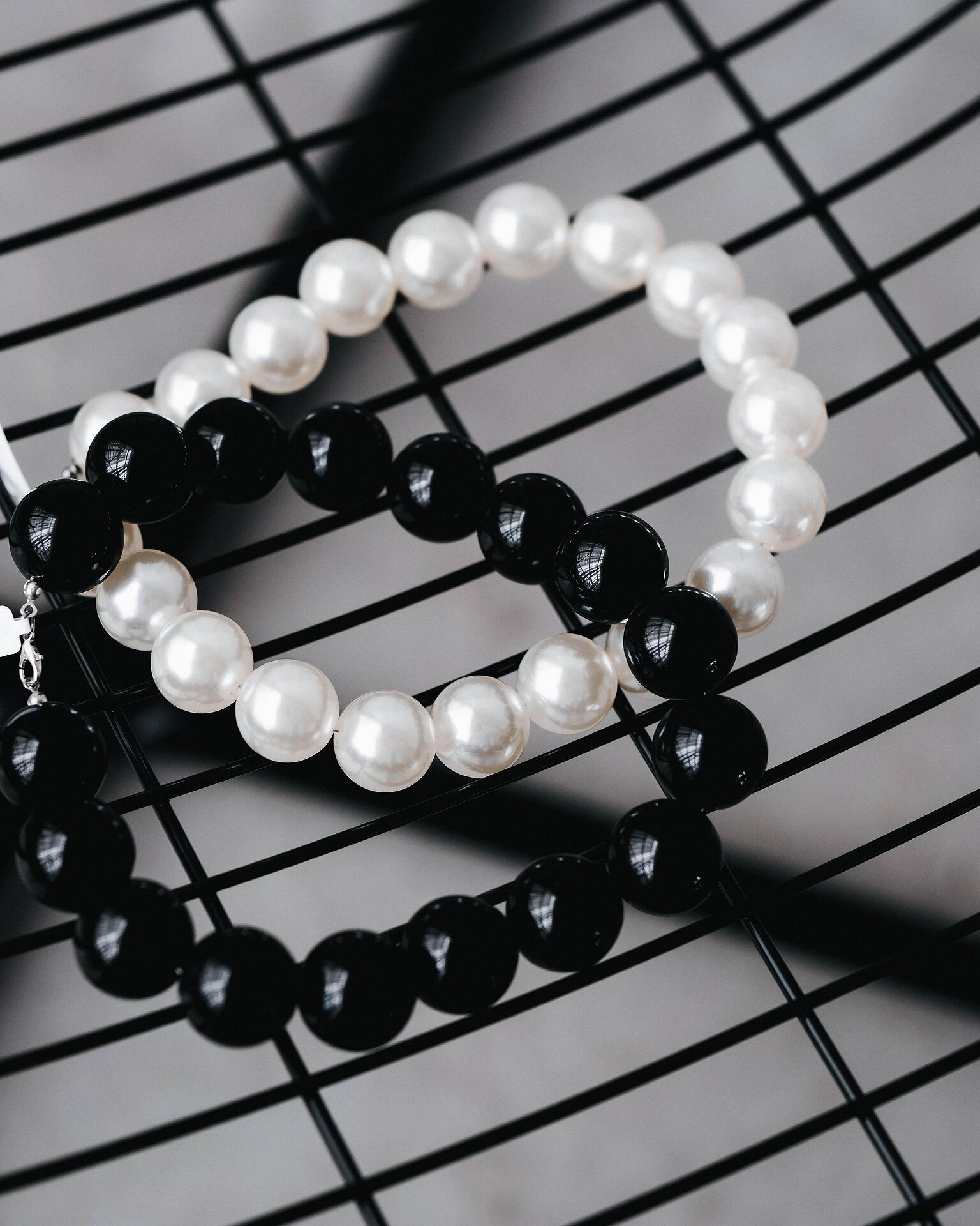 Beaded necklace in black or white