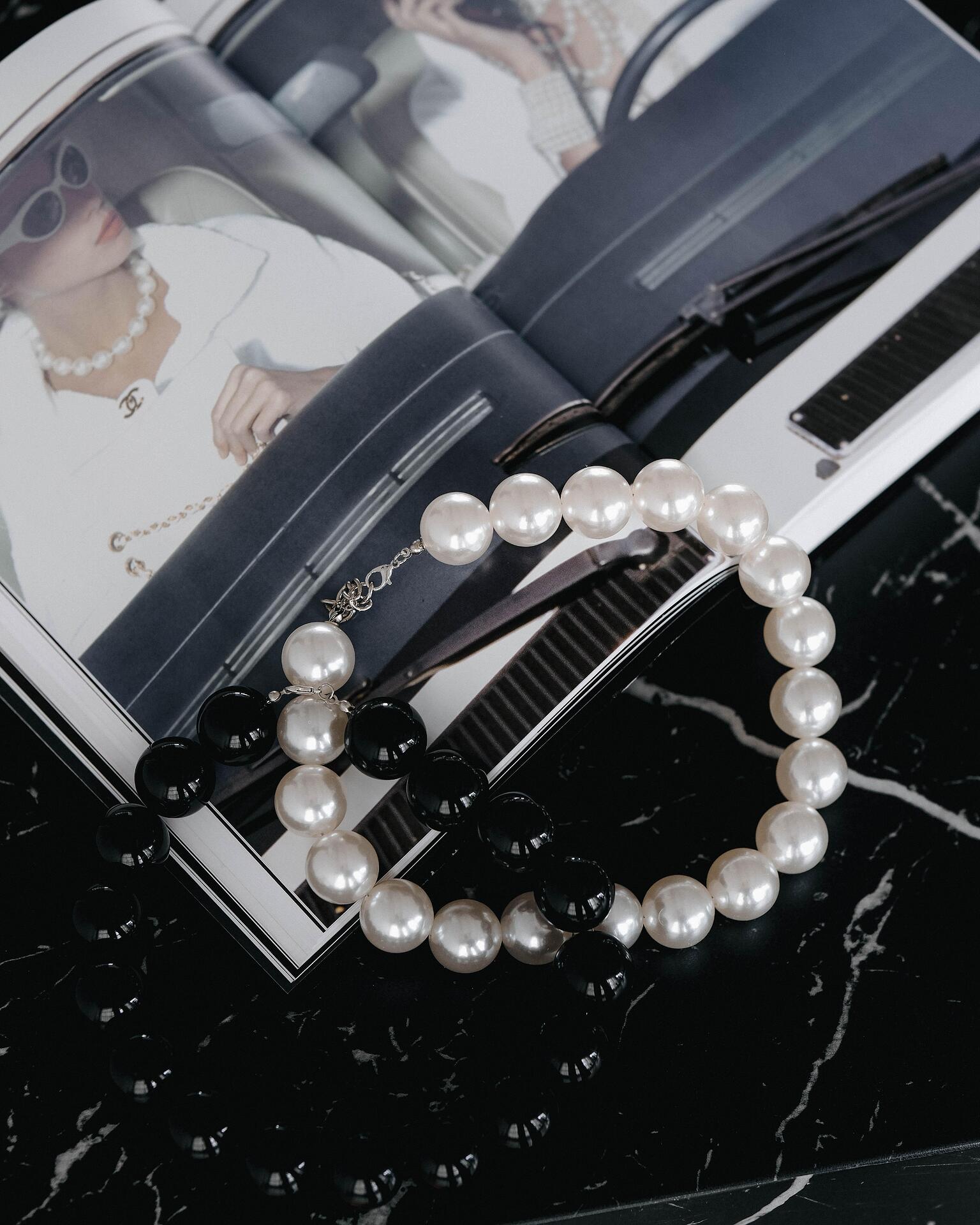 Beaded necklace in black or white