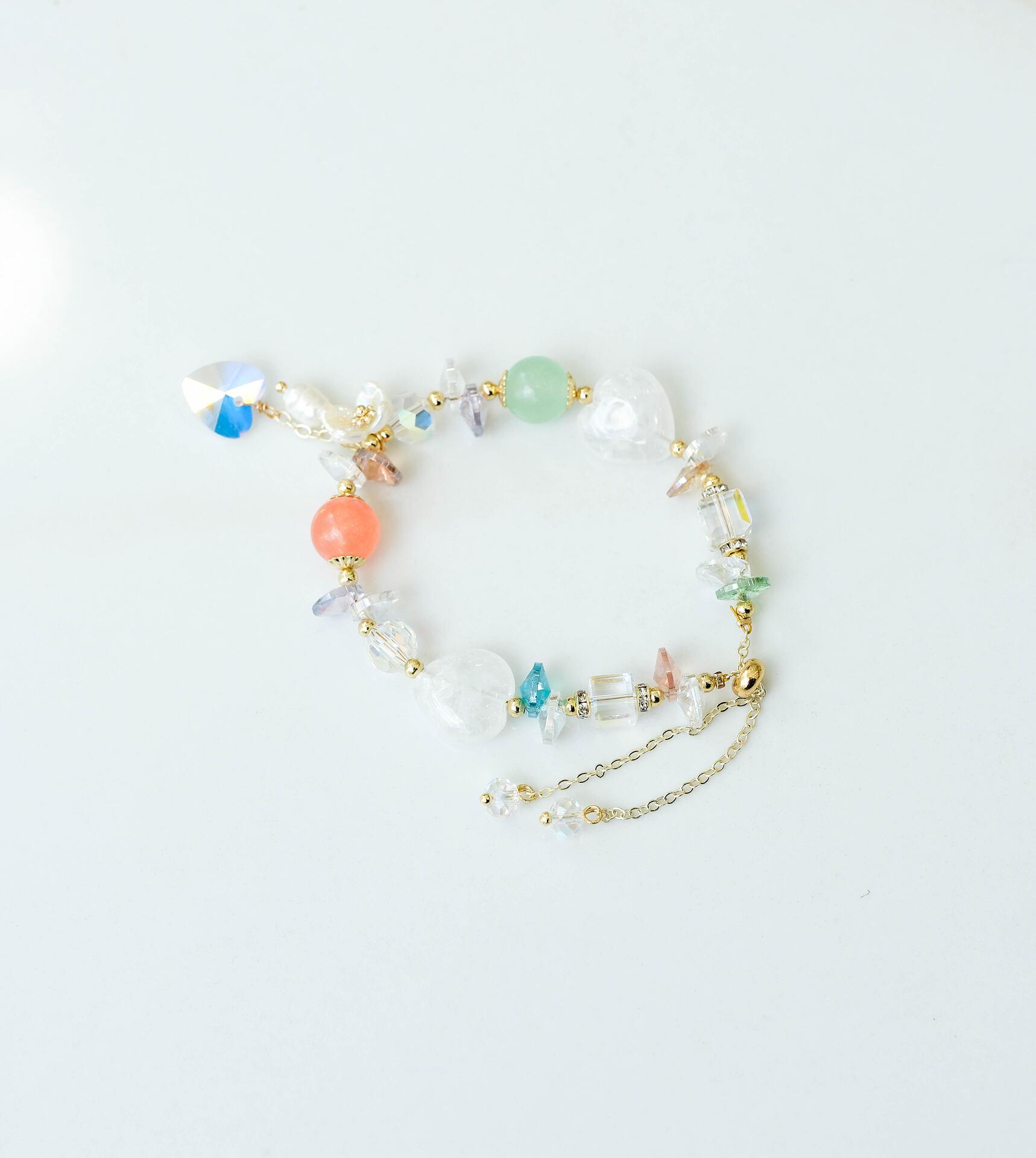 Bracelet in different varieties in shades of green 