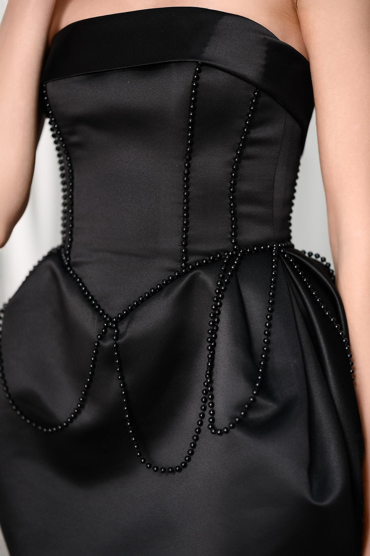 Short black dress made of American satin: Monelise