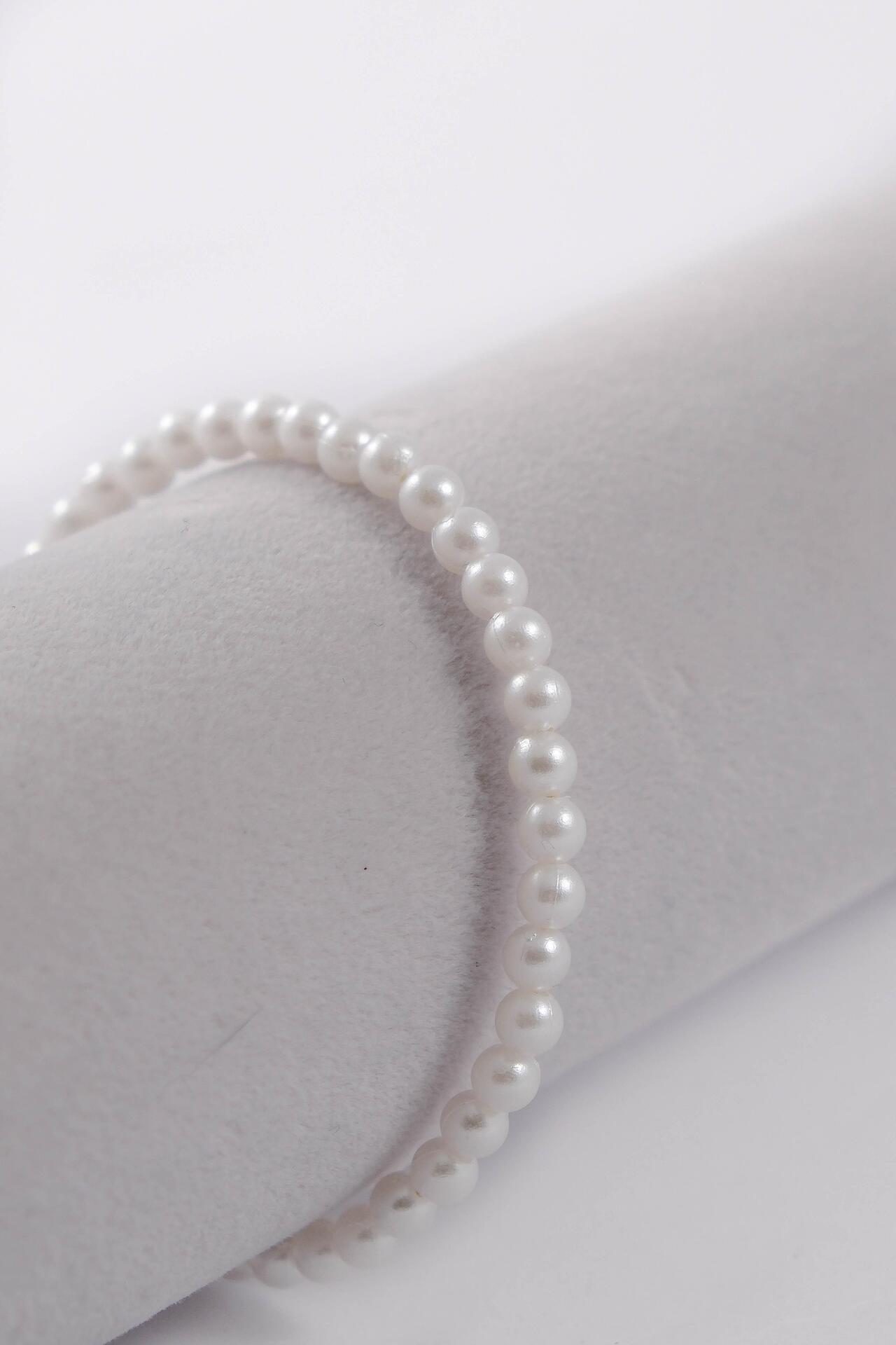 Classic bracelet with white pearls