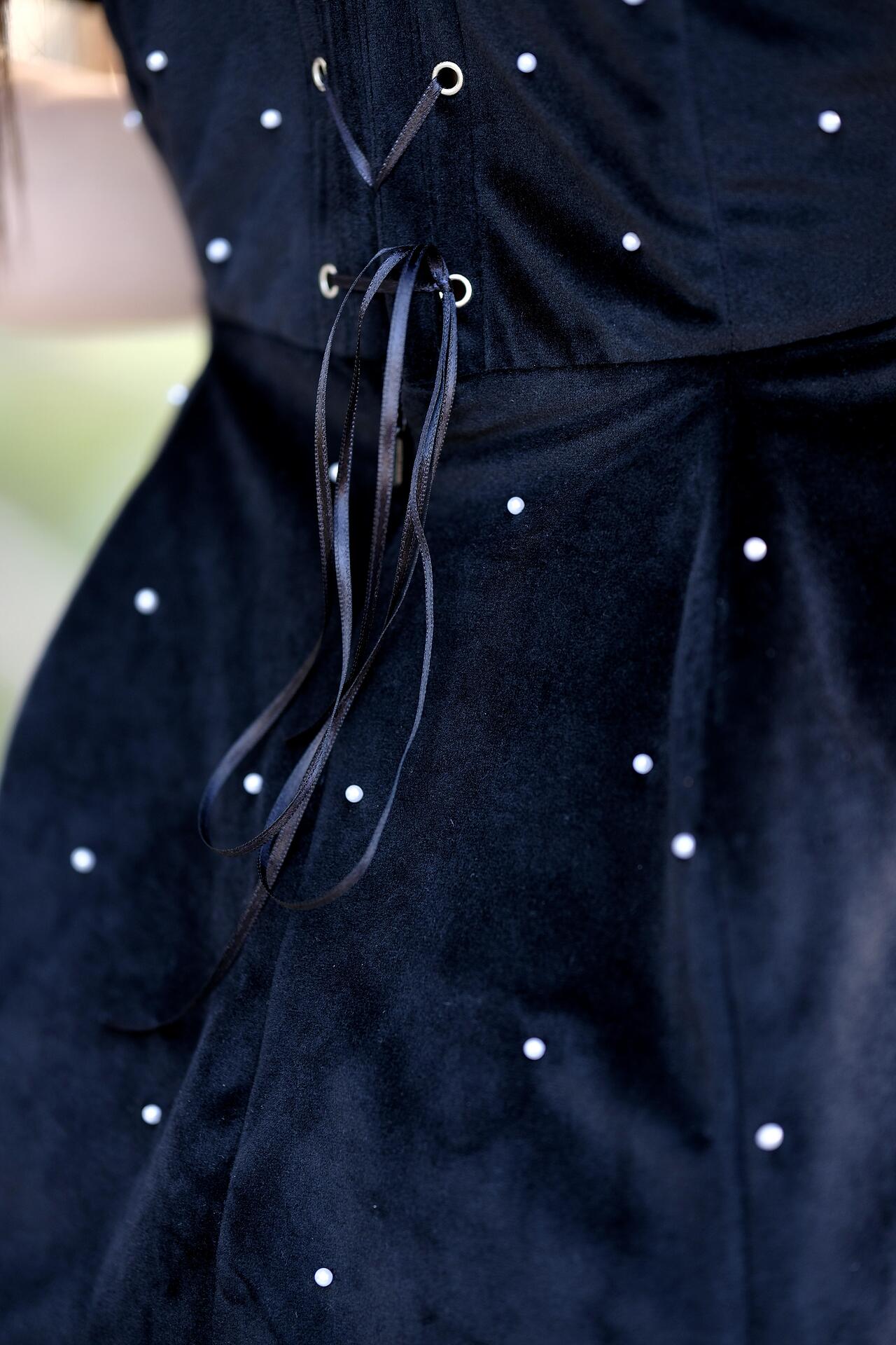 Coquettish velvet dress: Sombre