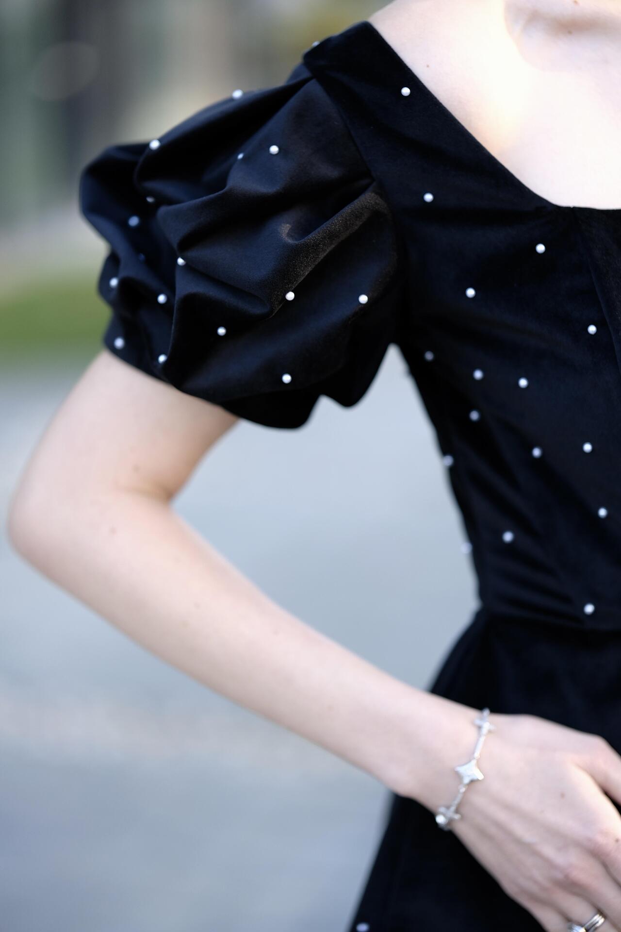 Coquettish velvet dress: Sombre