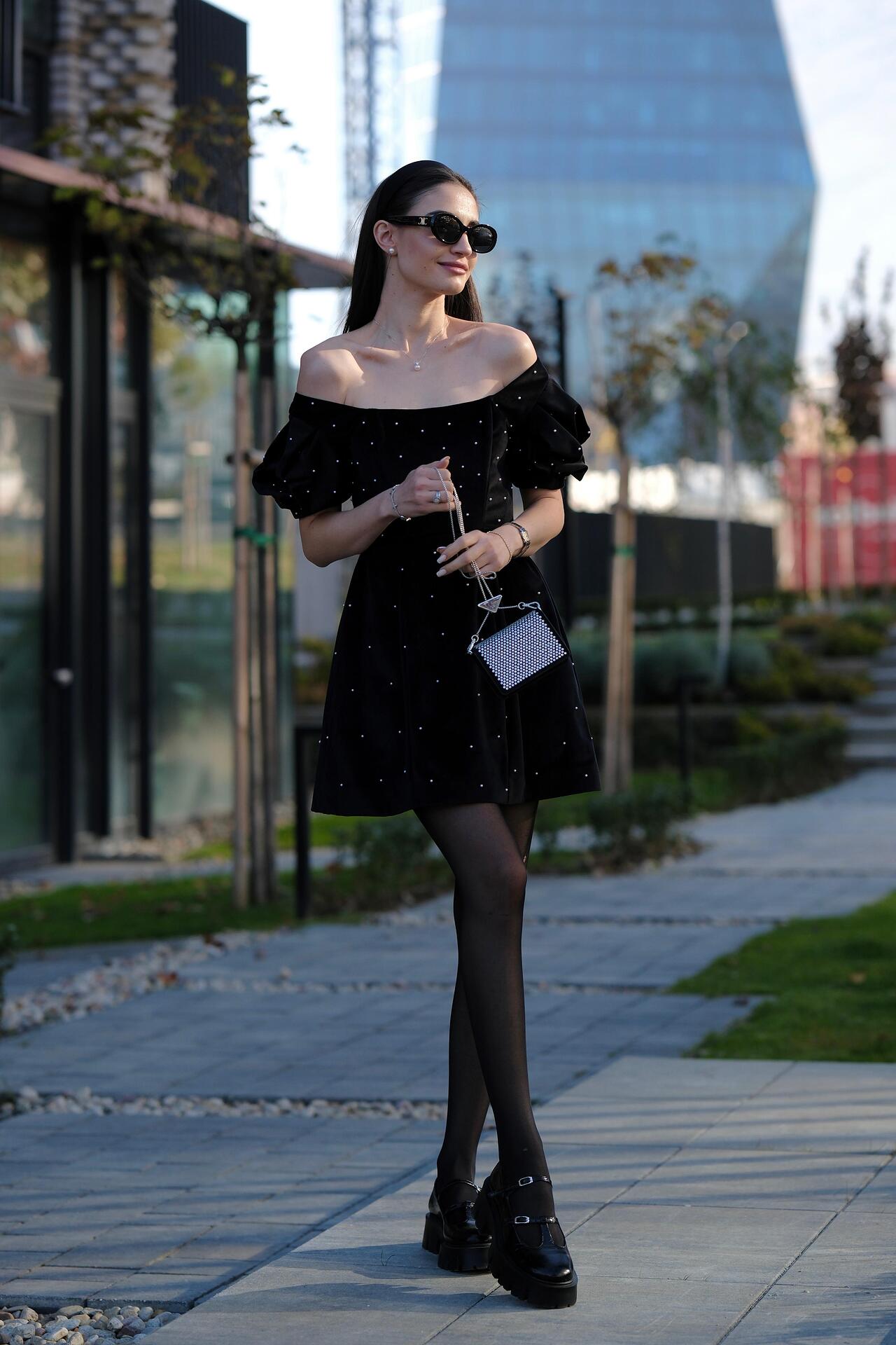 Coquettish velvet dress: Sombre