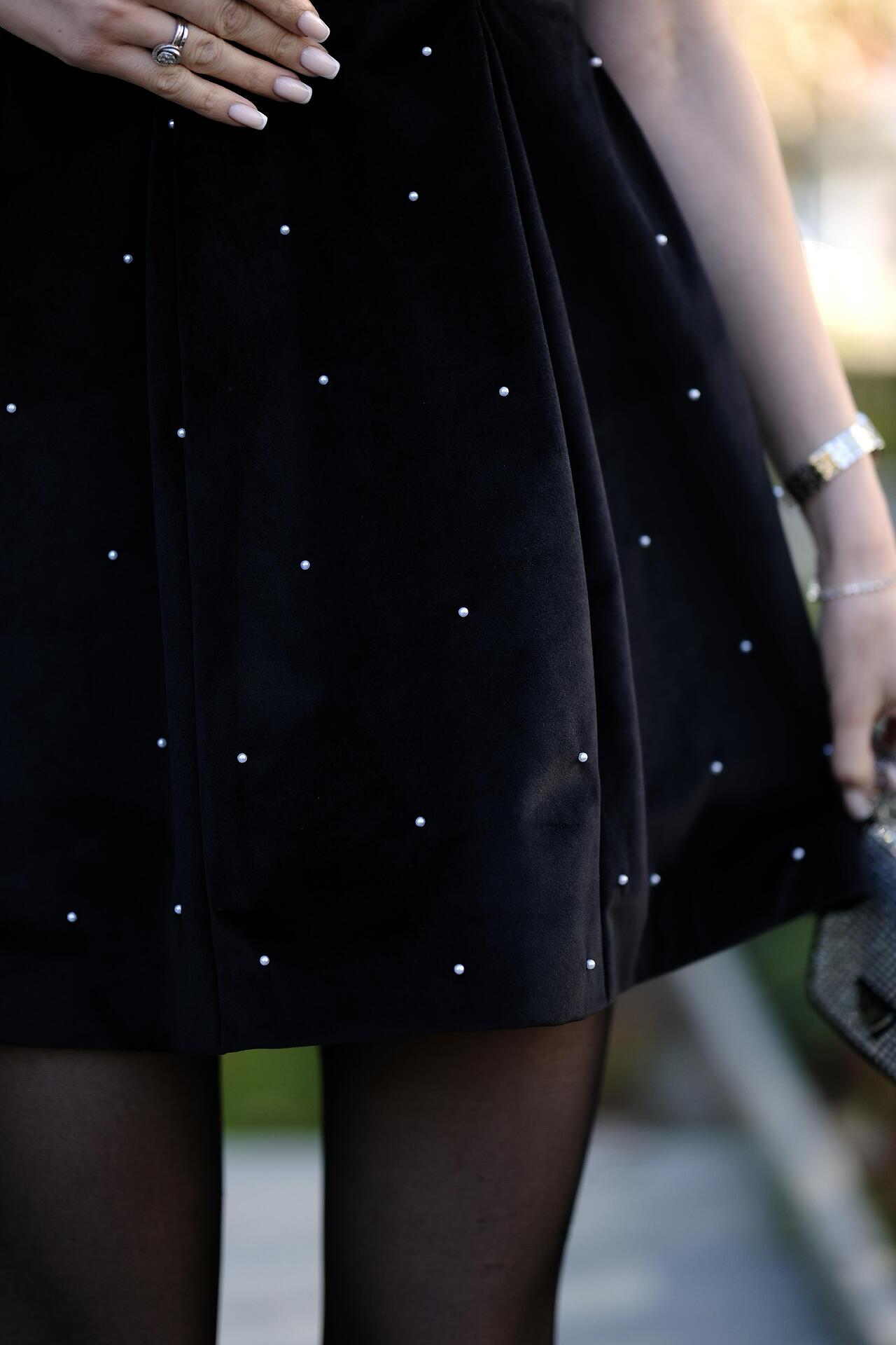 Coquettish velvet dress: Sombre