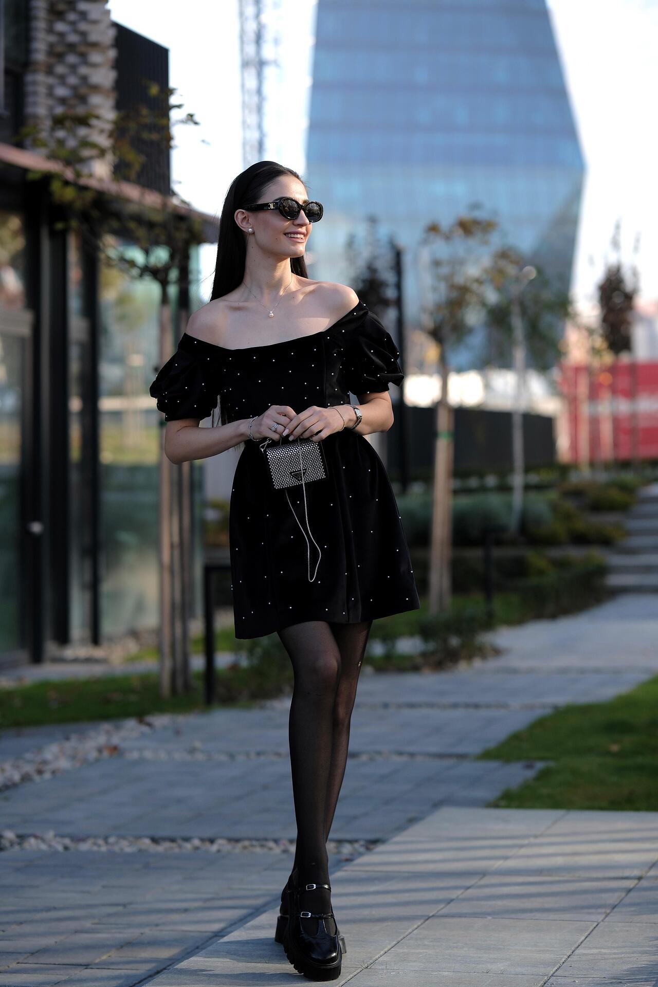 Coquettish velvet dress: Sombre