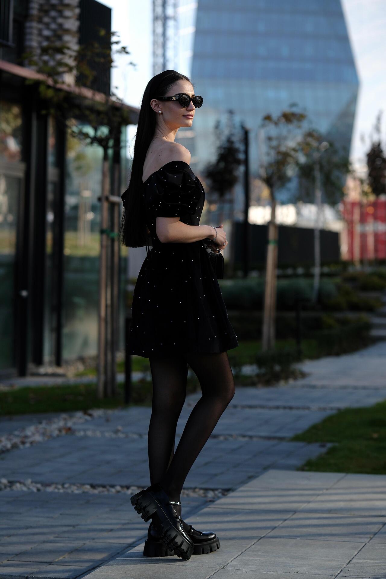 Coquettish velvet dress: Sombre
