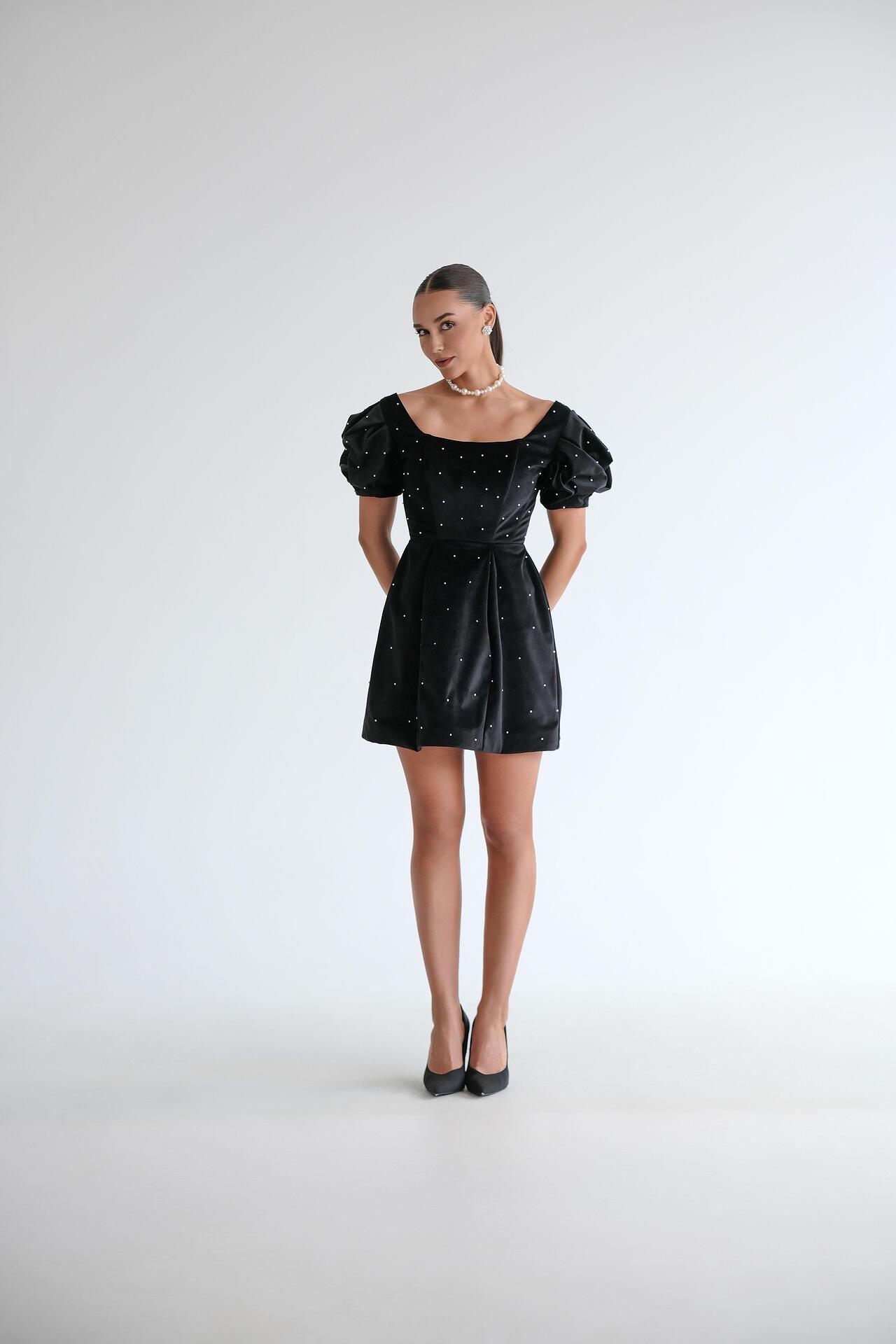 Coquettish velvet dress: Sombre