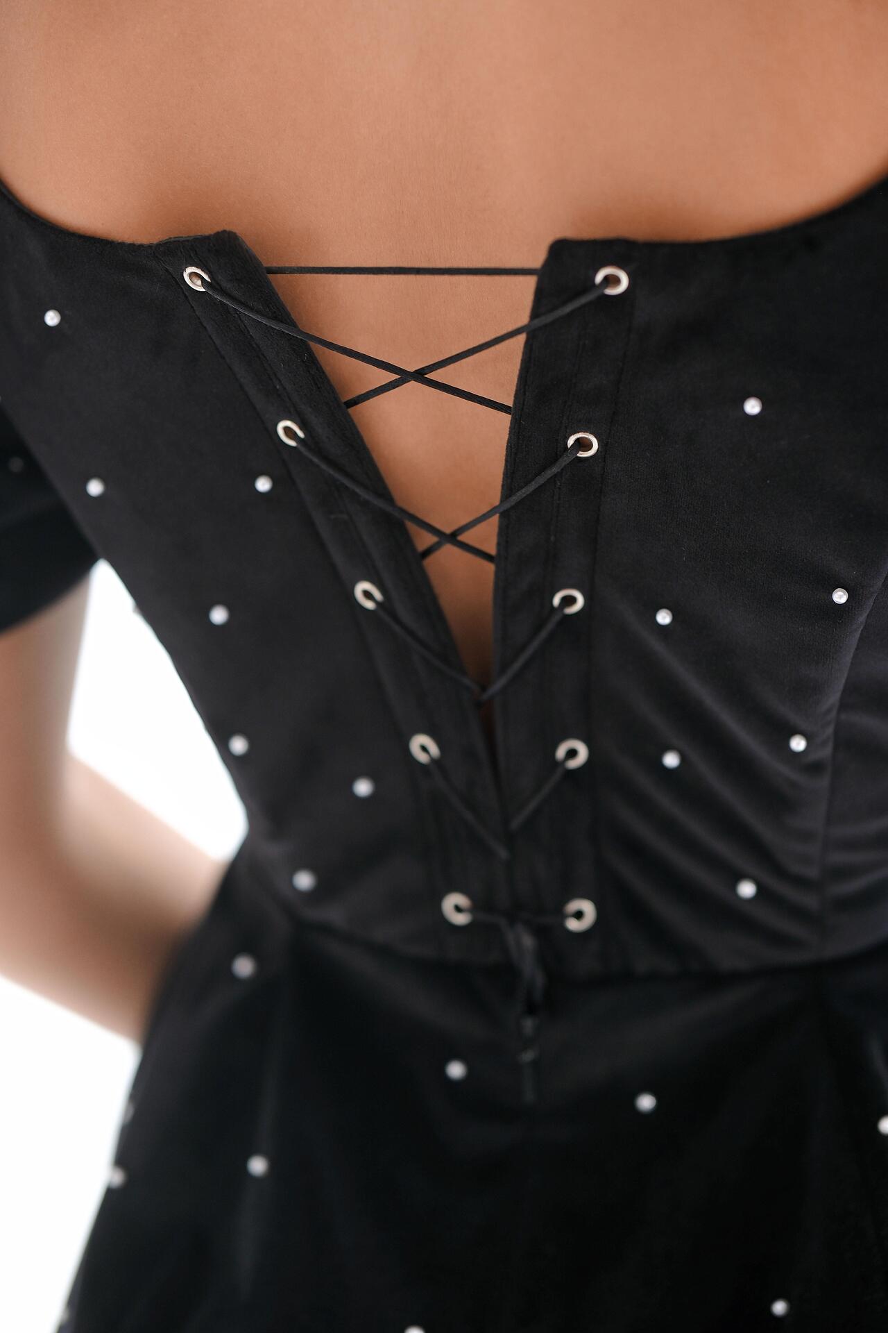 Coquettish velvet dress: Sombre