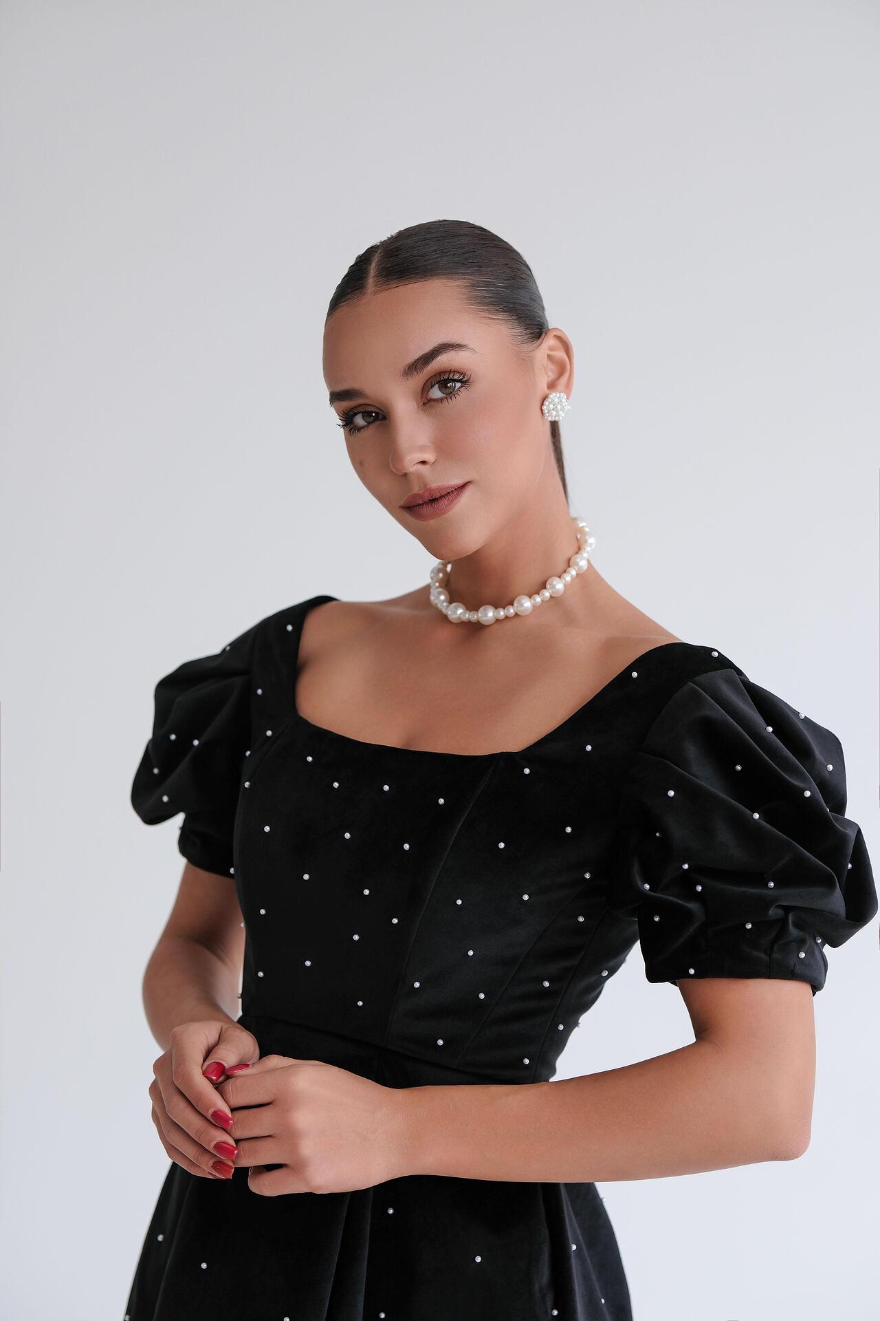 Coquettish velvet dress: Sombre