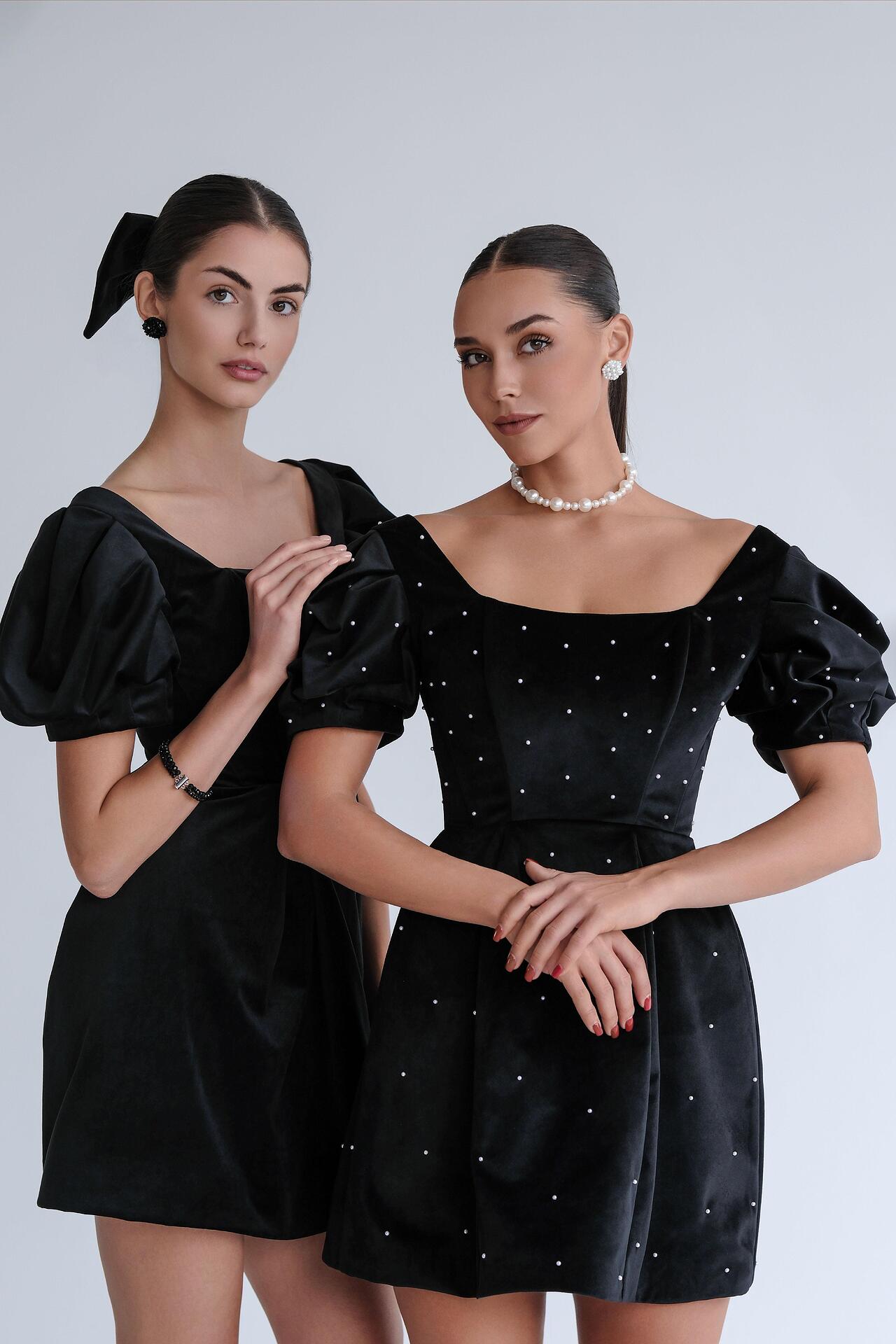 Coquettish velvet dress: Sombre
