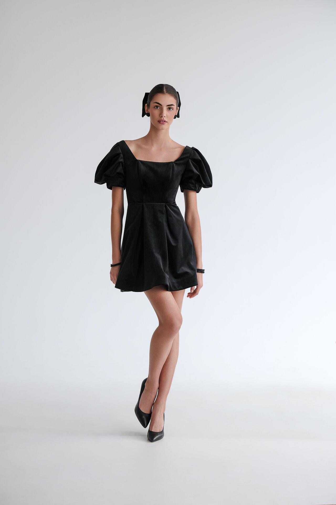 Coquettish velvet dress: Sombre