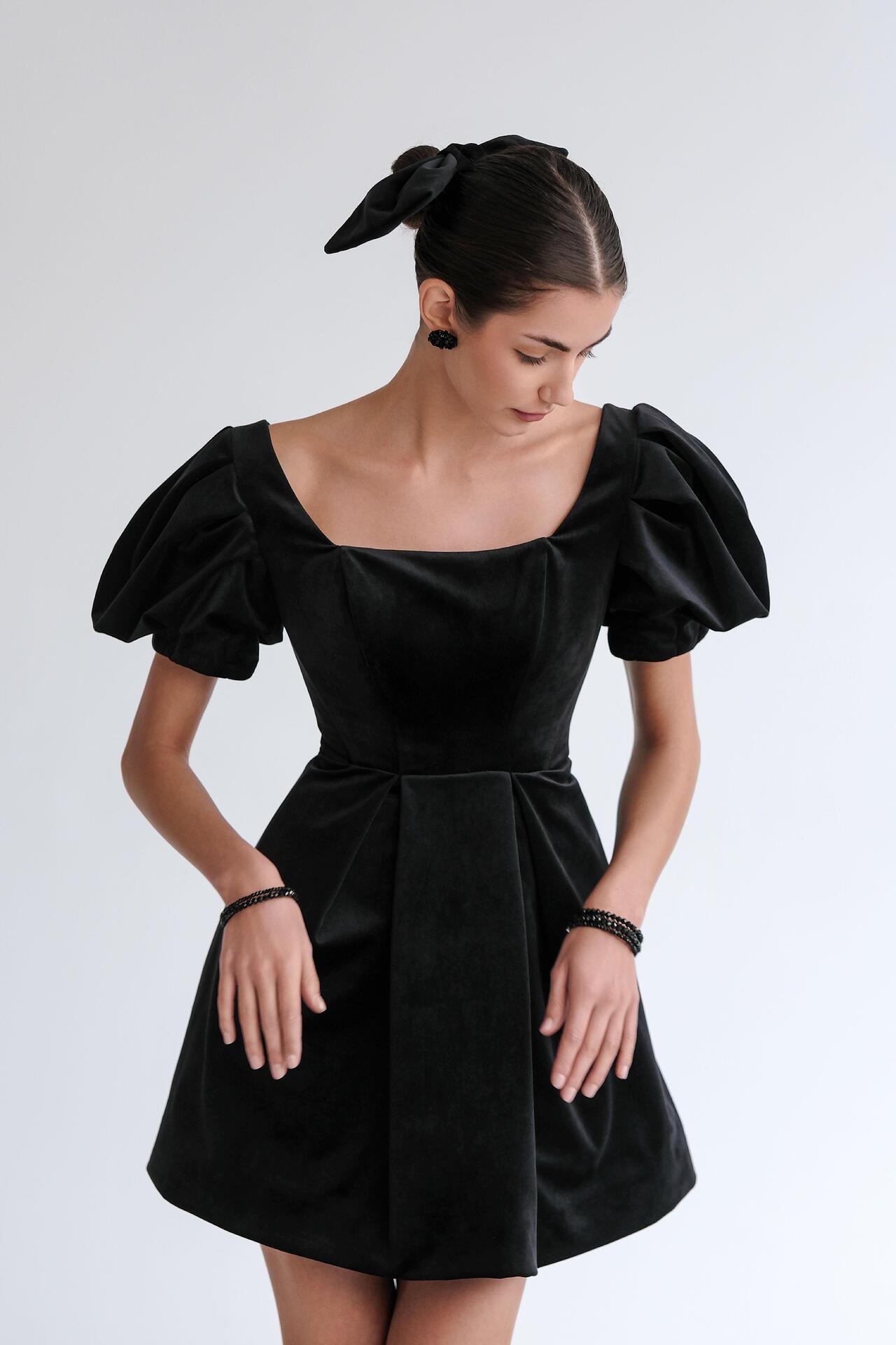 Coquettish velvet dress: Sombre