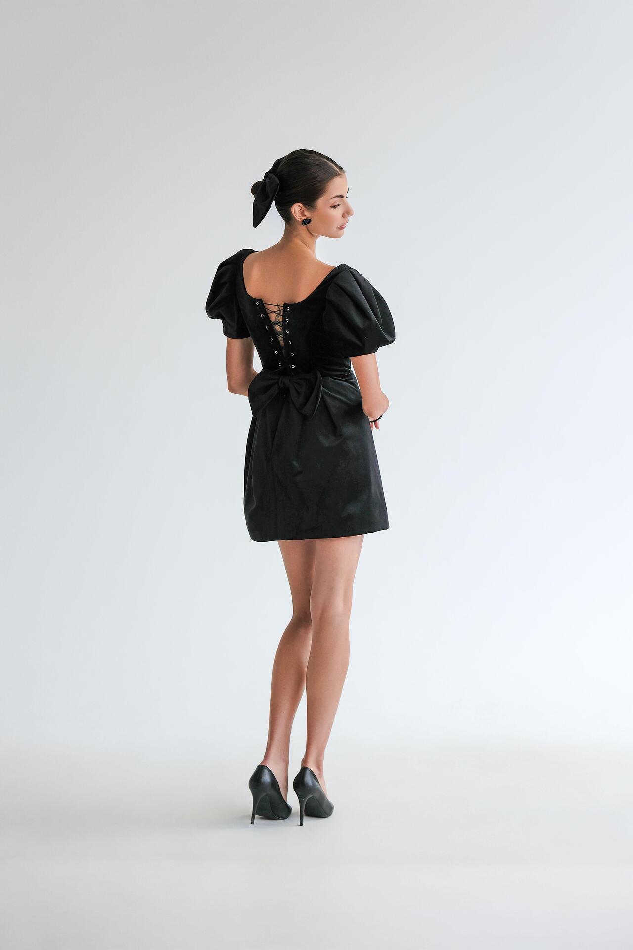Coquettish velvet dress: Sombre