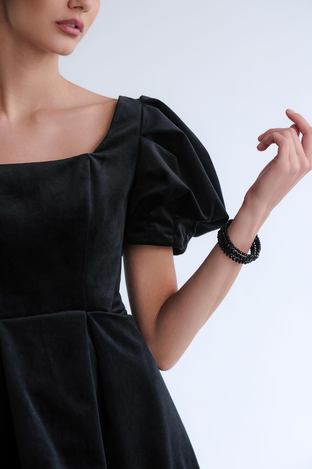Coquettish velvet dress: Sombre